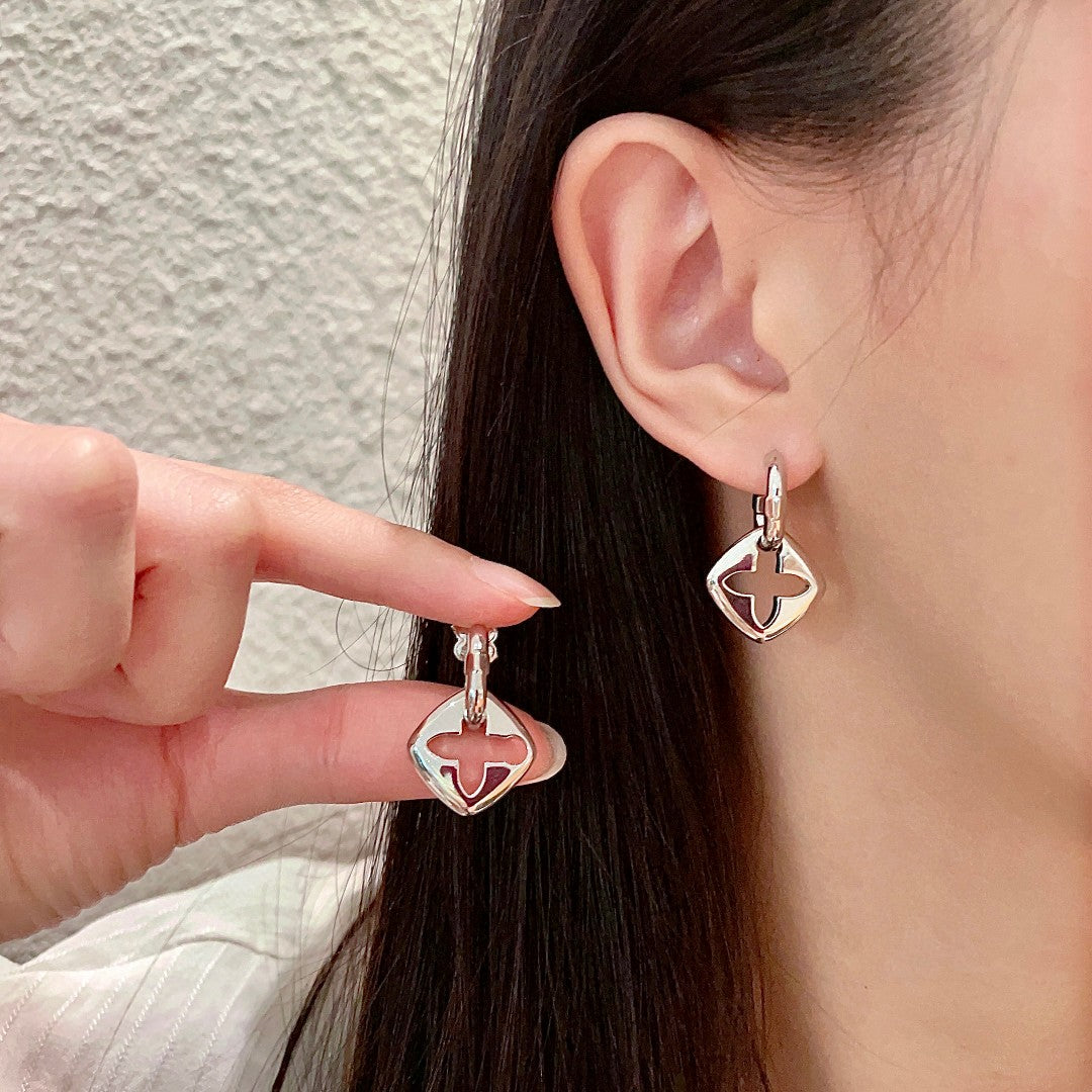 China Replica LV Earrings 28usd Only