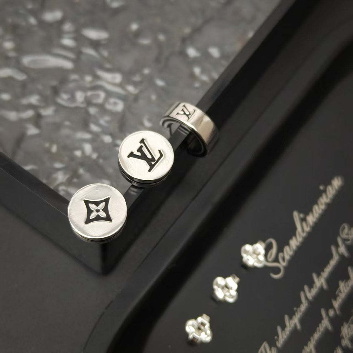 China Replica LV Earrings 28usd Only