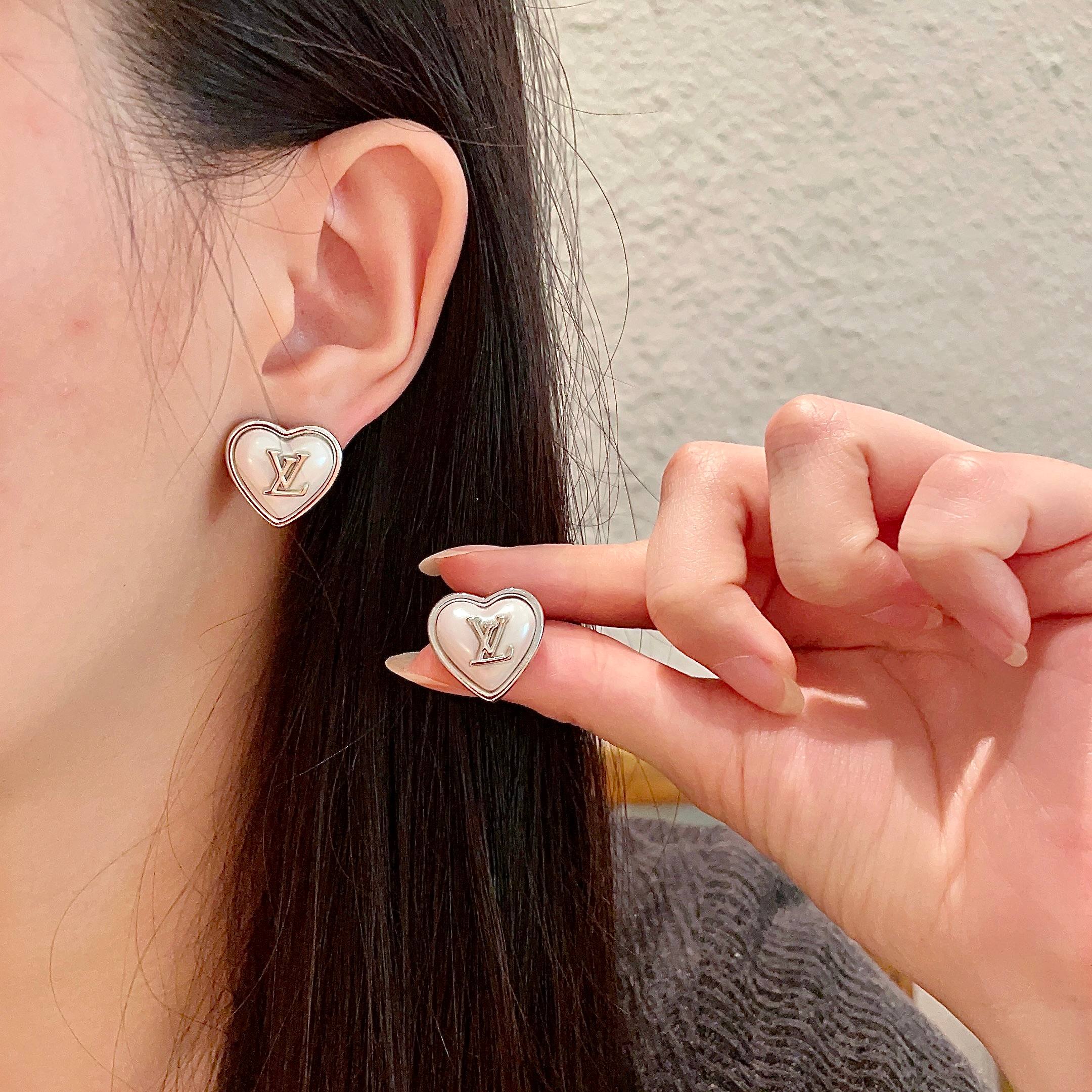 China Replica LV Earrings 28usd Only