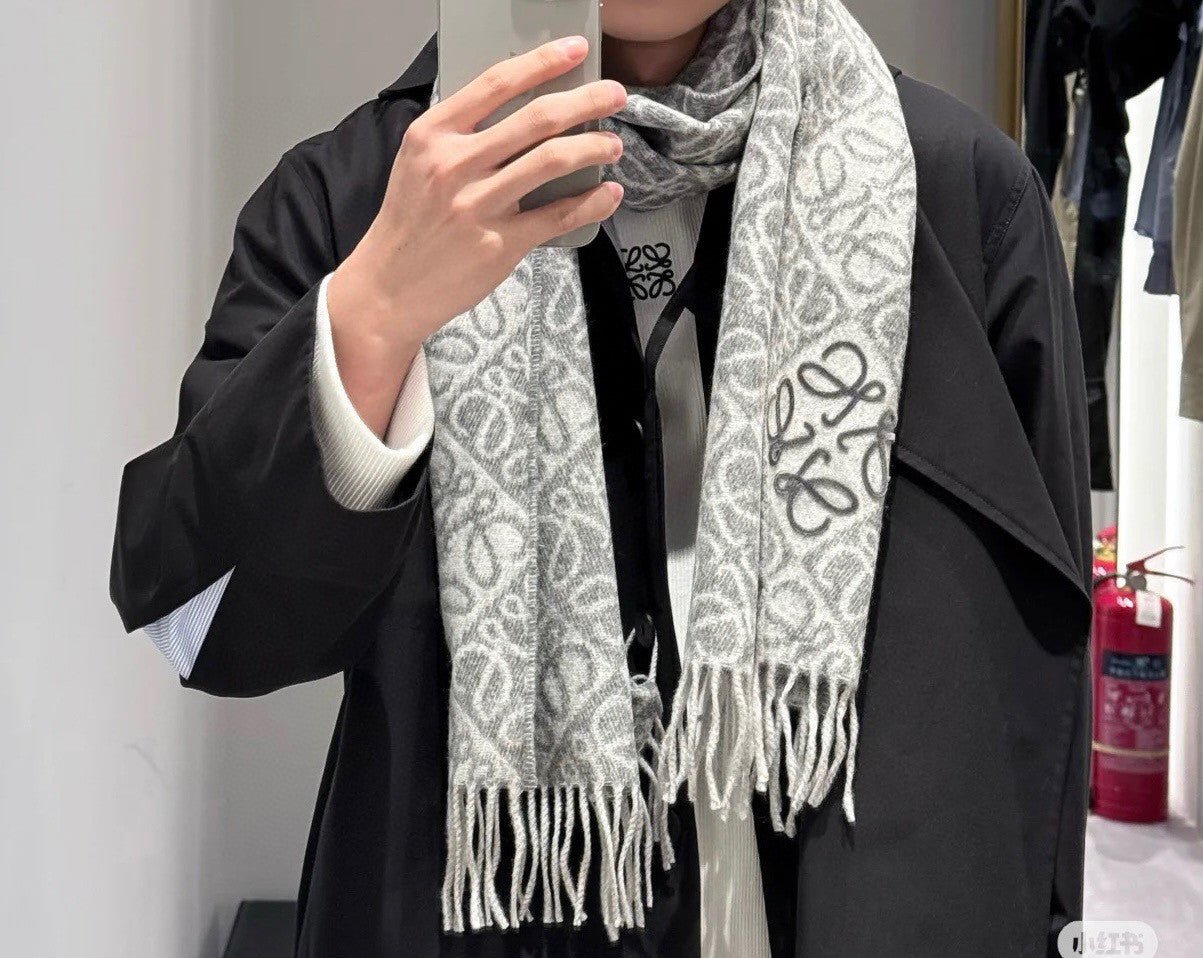 China Replica Loewe Scarf 50usd Only