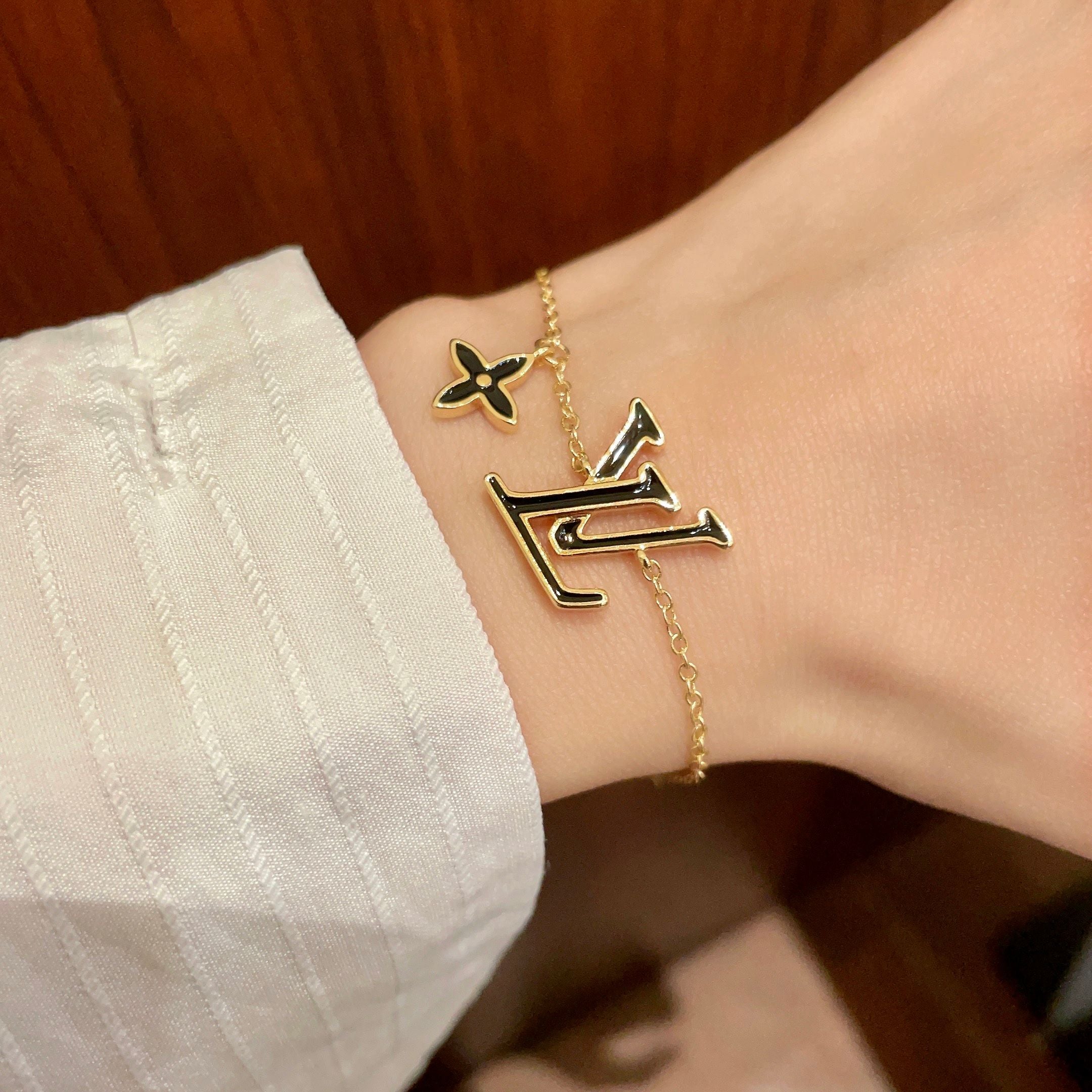 China Replica LV Bracelets 28usd Only