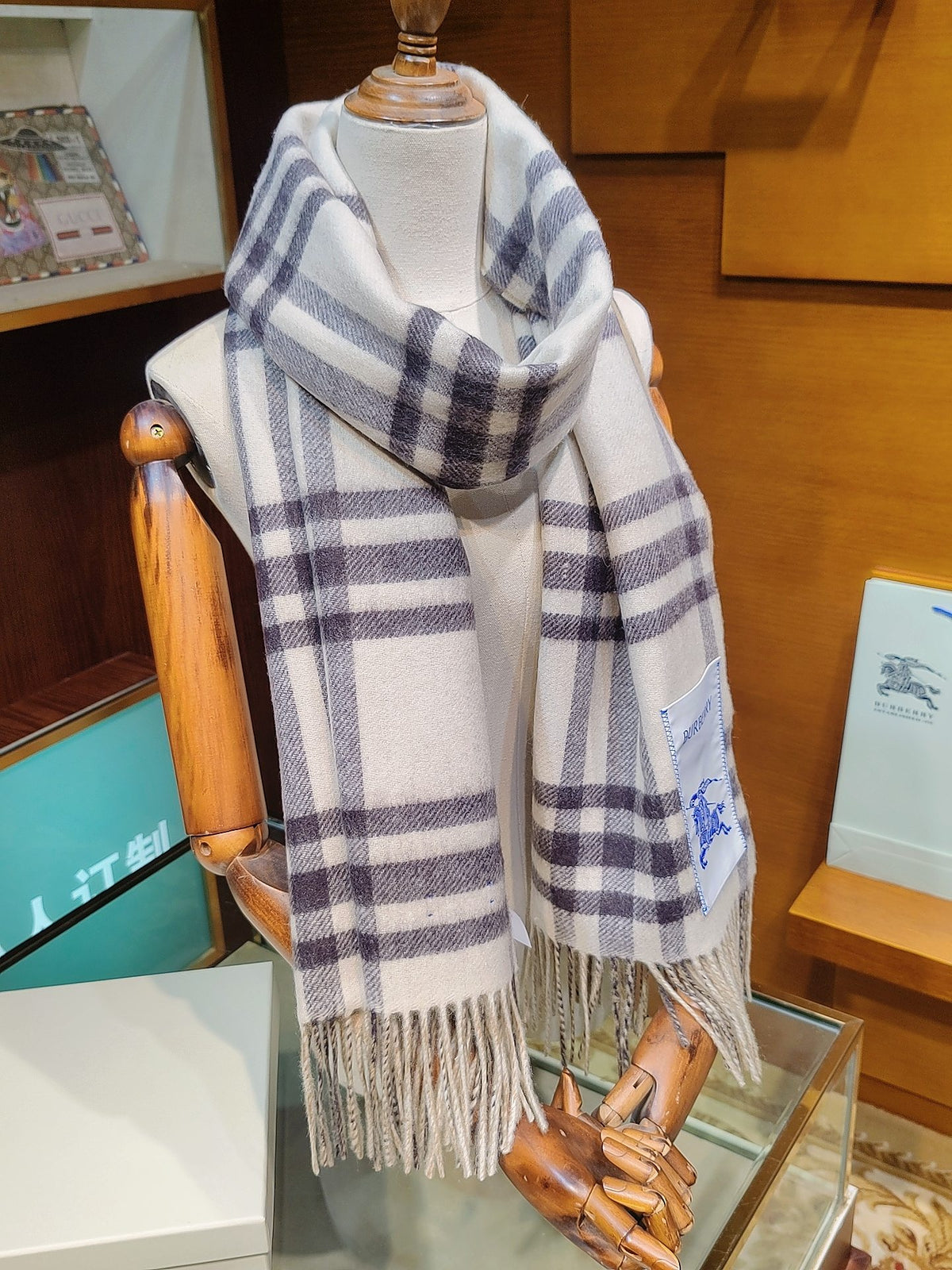 China Replica Burberry Scarf 74usd Only