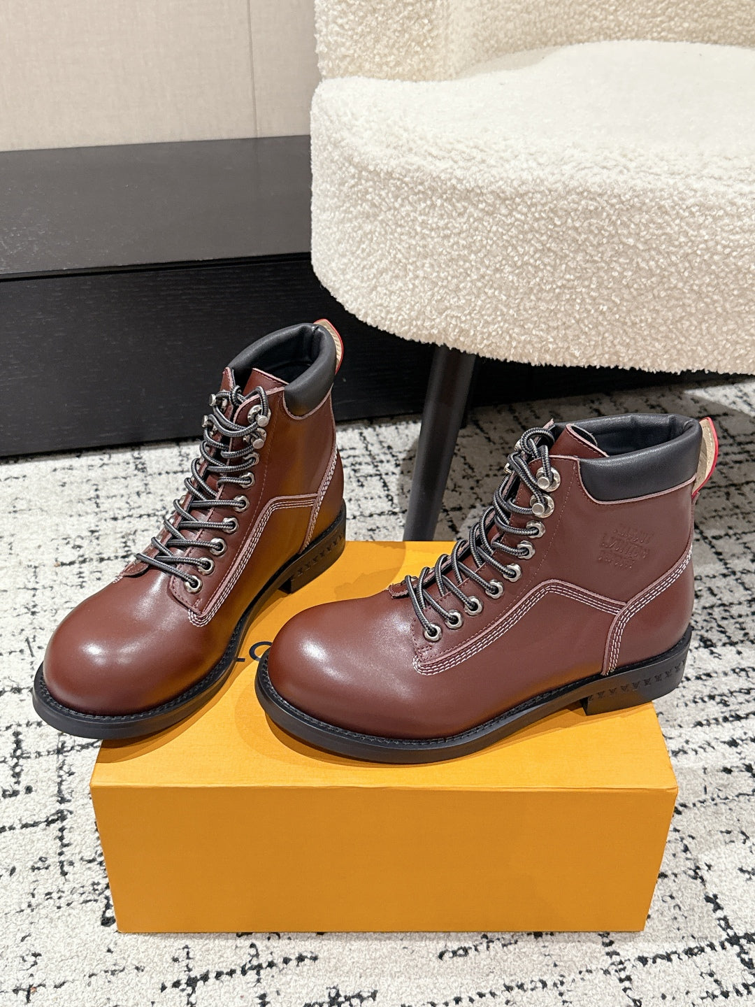 China Replica LV Women Shoes 158usd Only