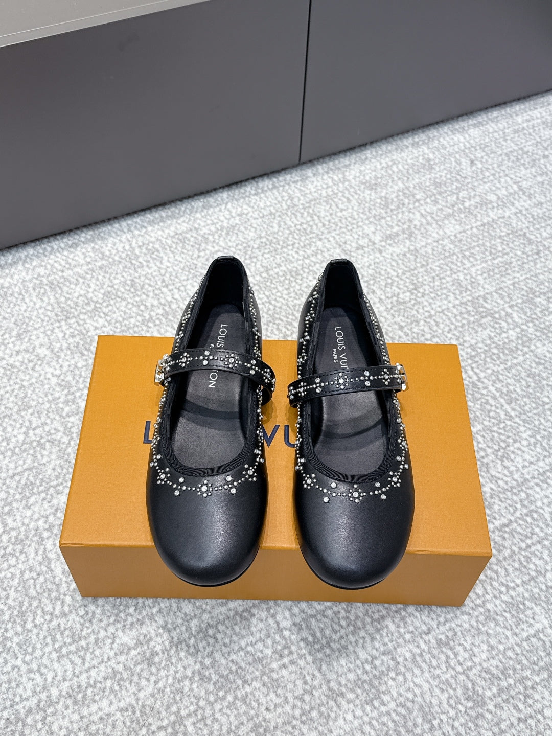 China Replica LV Women Shoes 122usd Only