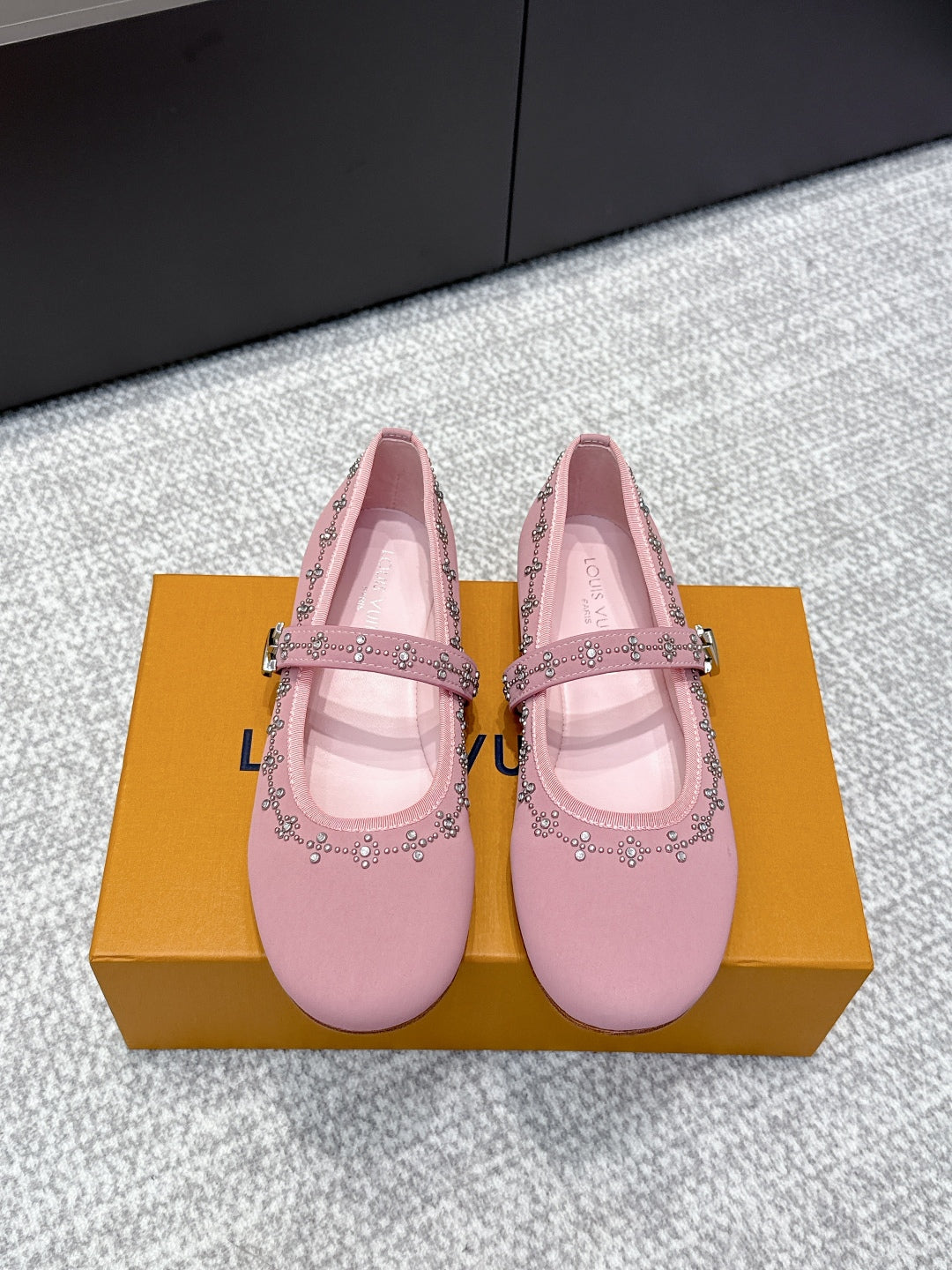 China Replica LV Women Shoes 122usd Only