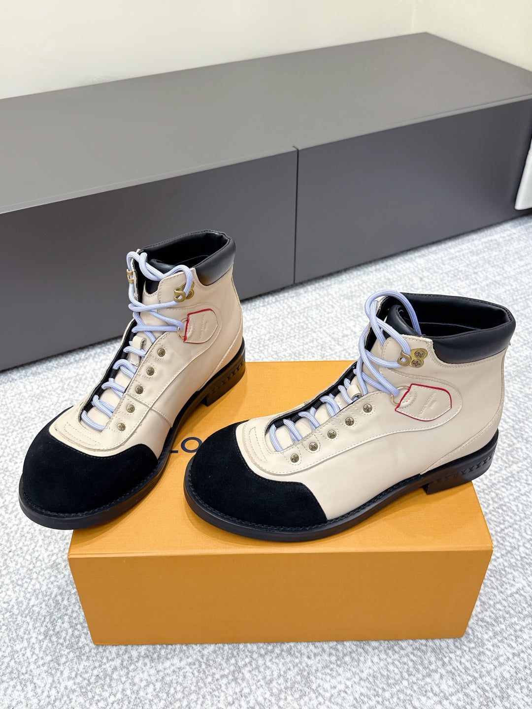 China Replica LV Women Shoes 158usd Only