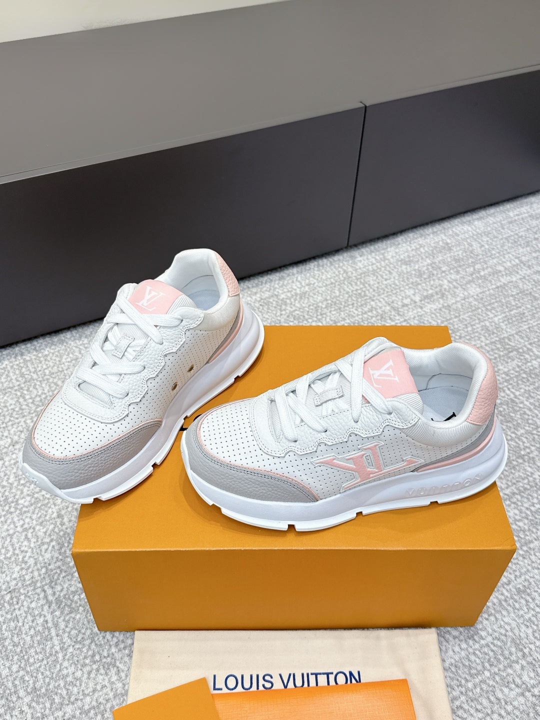 China Replica LV Women Shoes 126usd Only