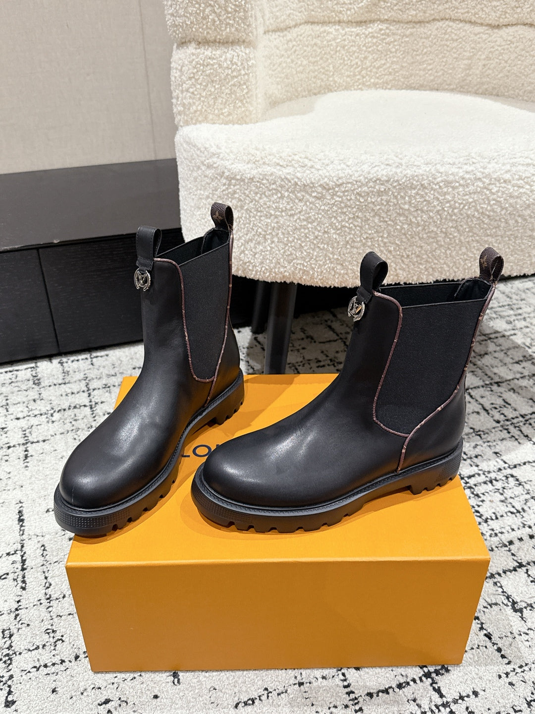 China Replica LV Women Shoes 136usd Only