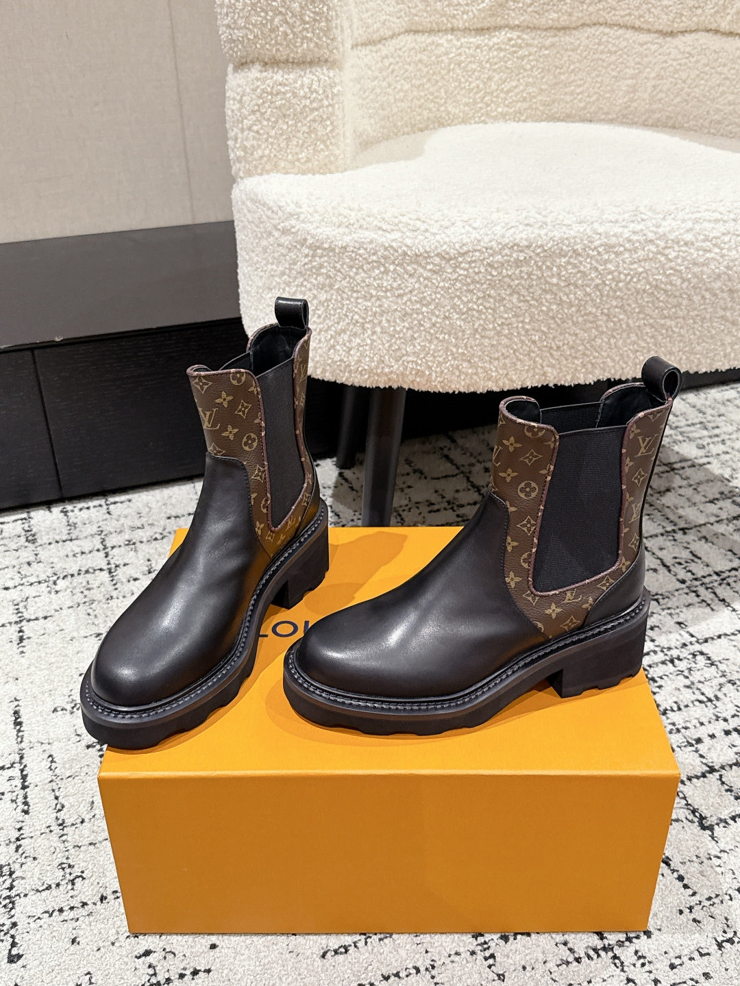 China Replica LV Women Shoes 136usd Only