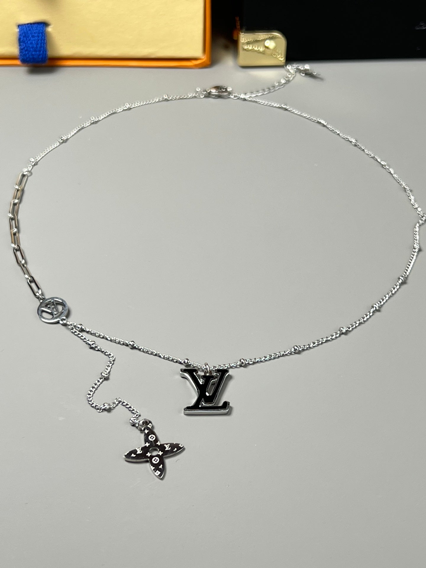 China Replica LV Necklaces 33usd Only