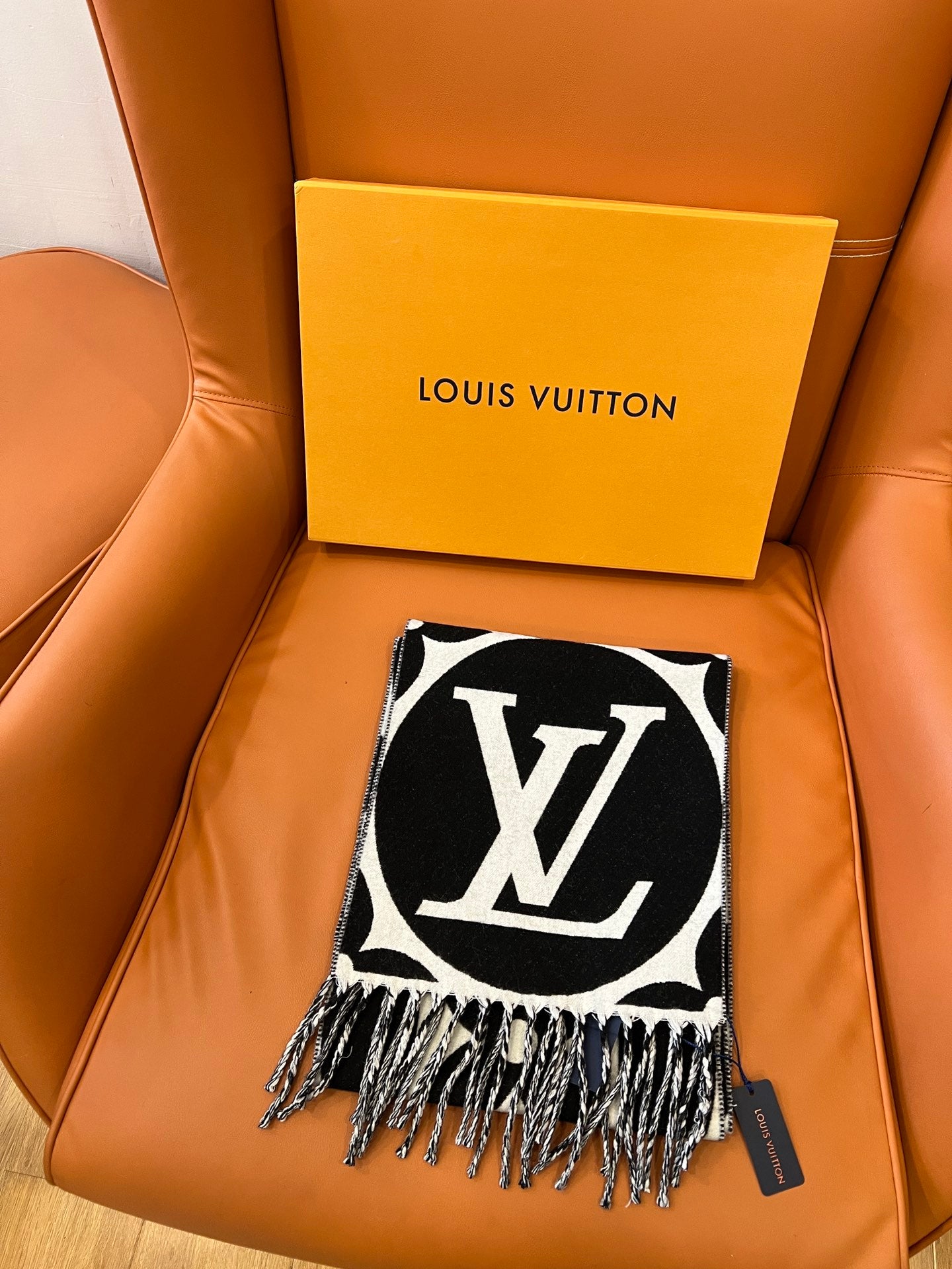 China Replica LV Scarf 180usd Only
