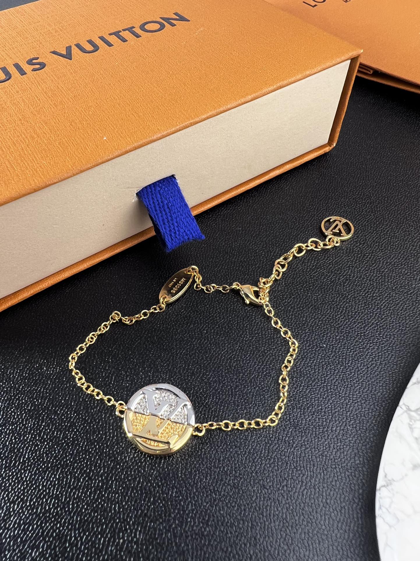 China Replica LV Bracelets 32usd Only