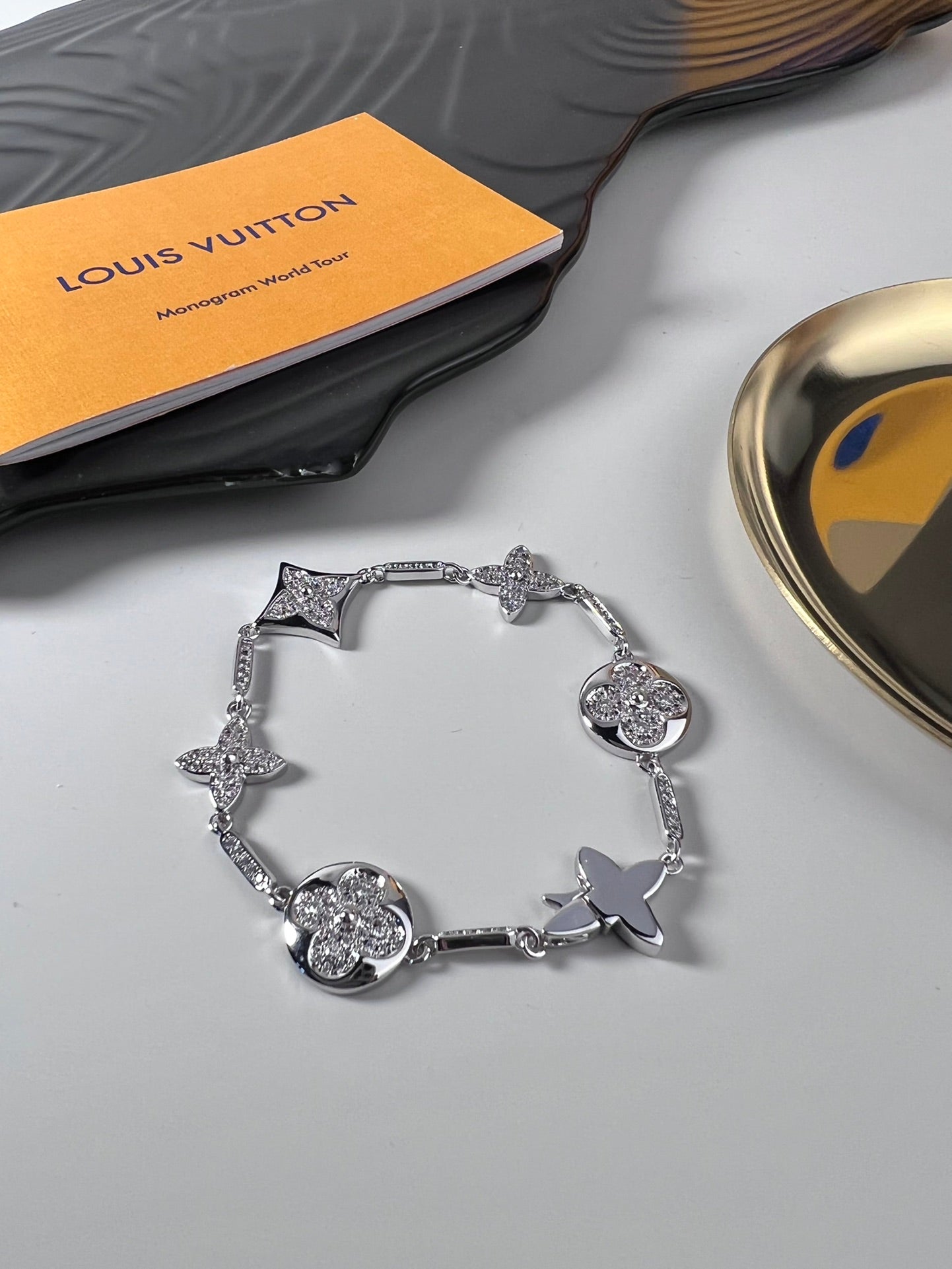 China Replica LV Bracelets 48usd Only