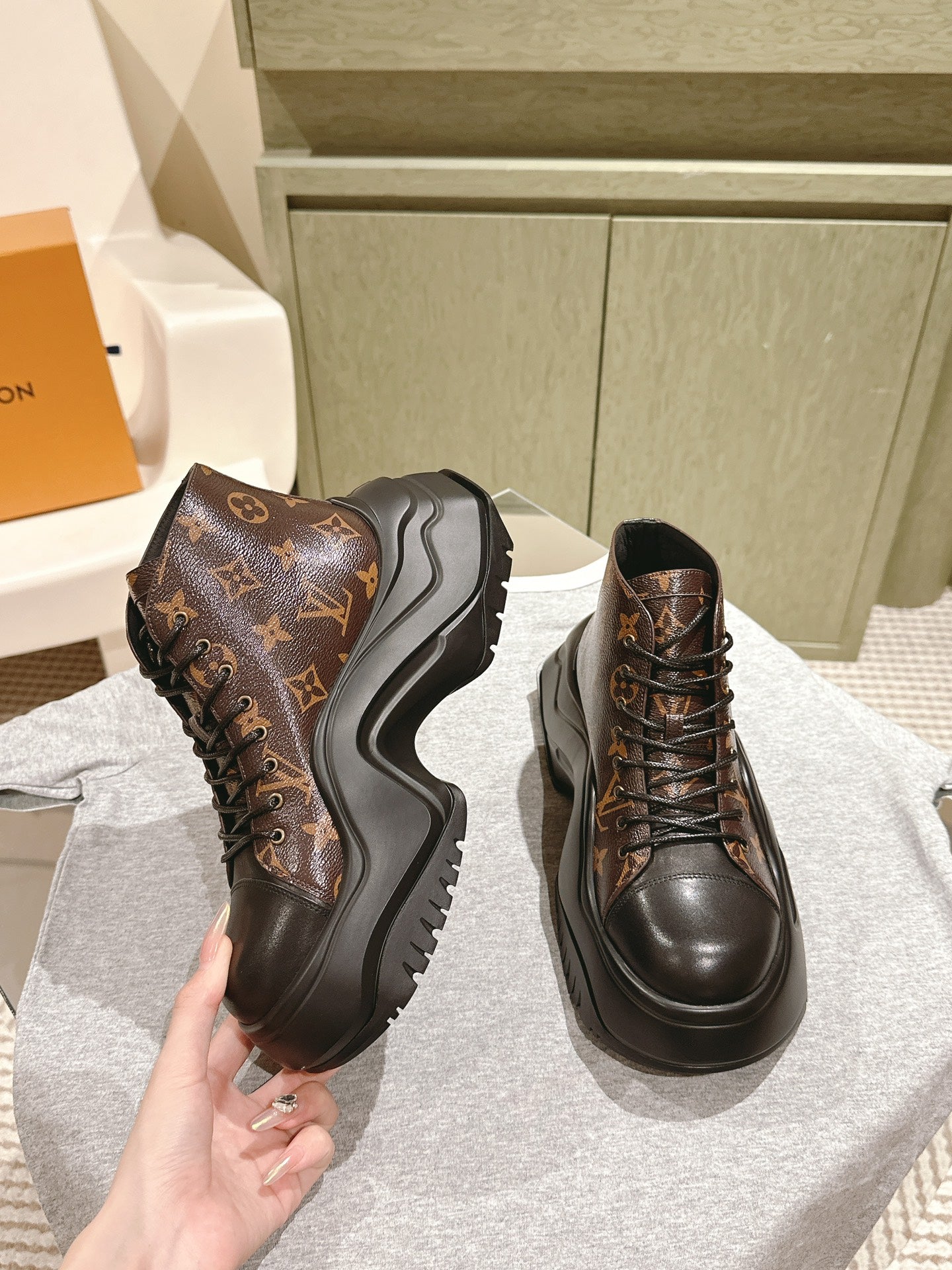 China Replica LV Women Shoes 161usd Only