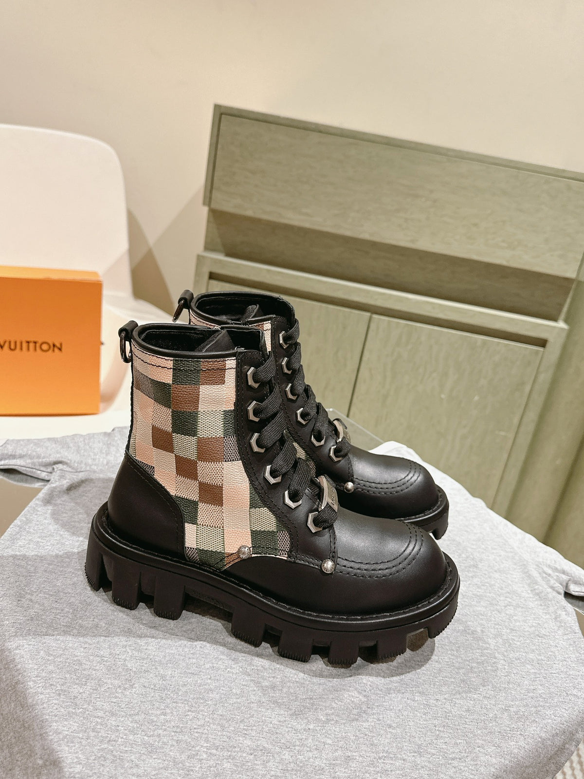 China Replica LV Women Shoes 154usd Only