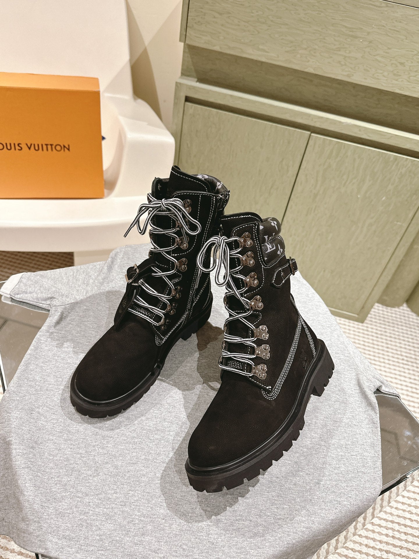 China Replica LV Women Shoes 150usd Only