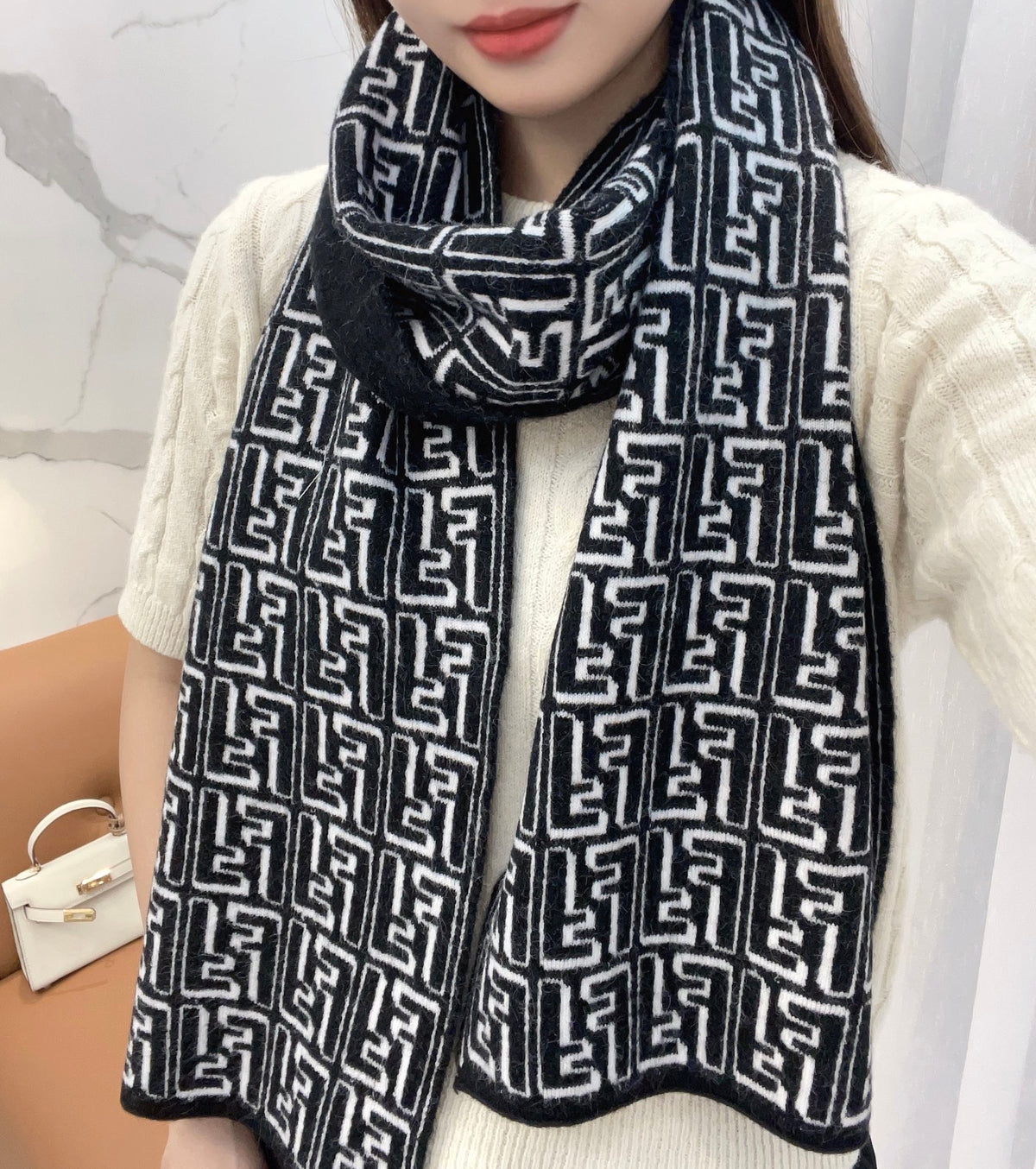 China Replica Fendi Scarf 50usd Only