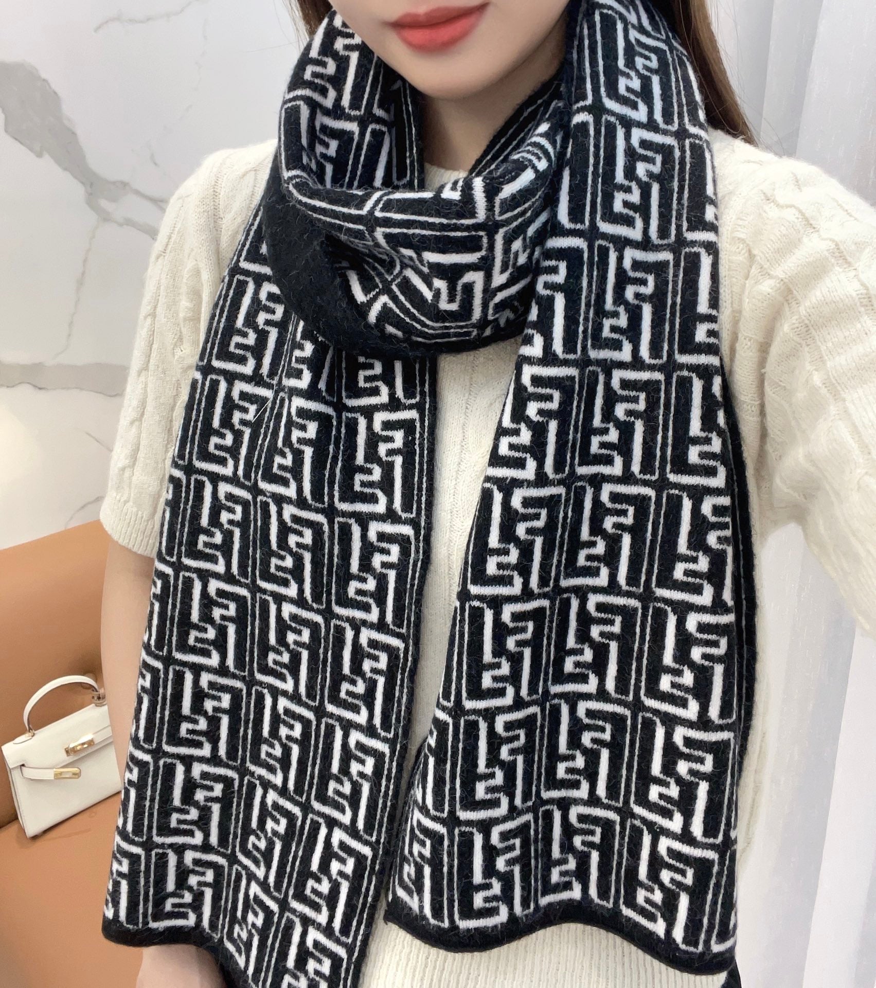 China Replica Fendi Scarf 50usd Only