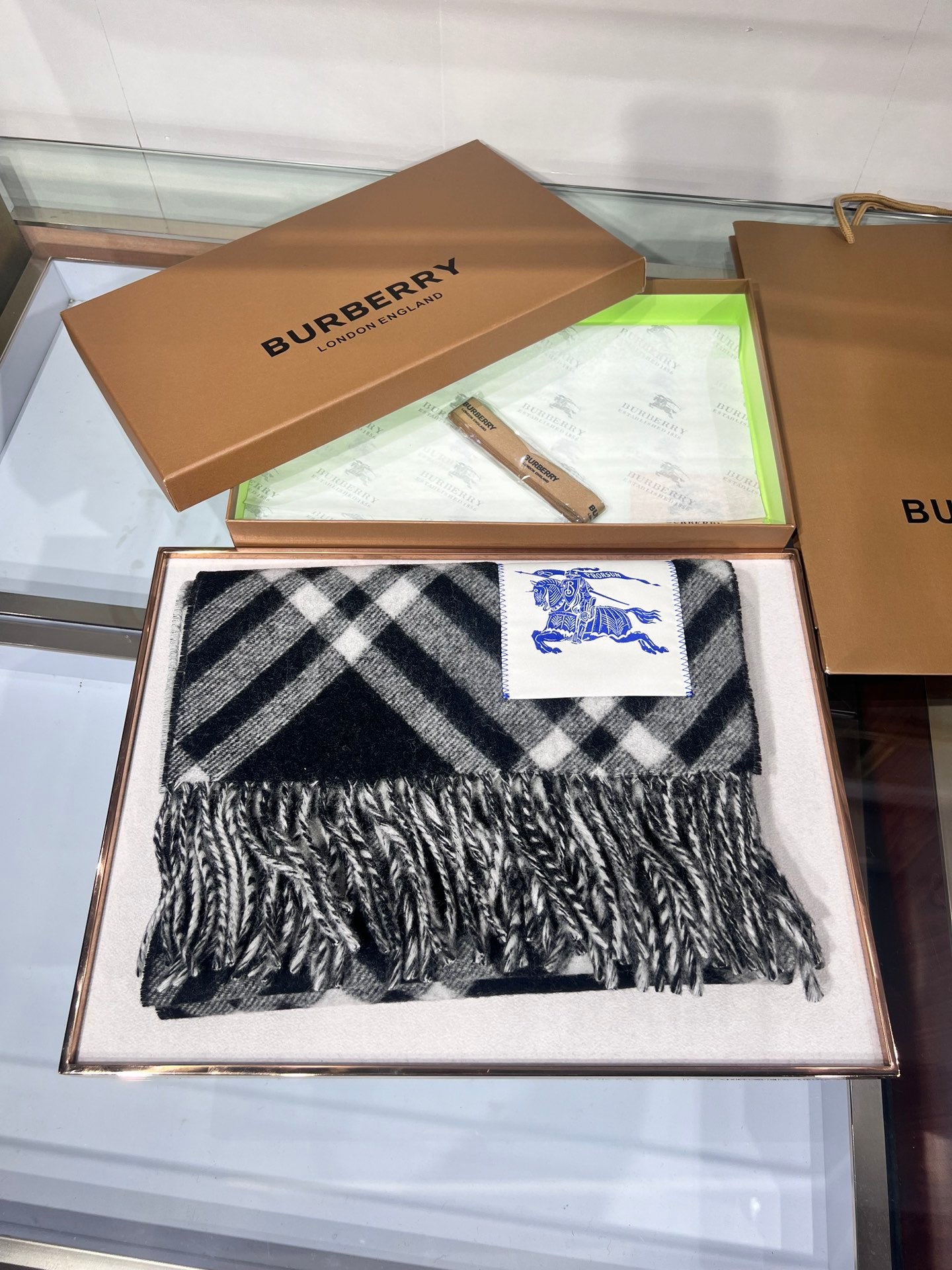 China Replica Burberry Scarf 70usd Only