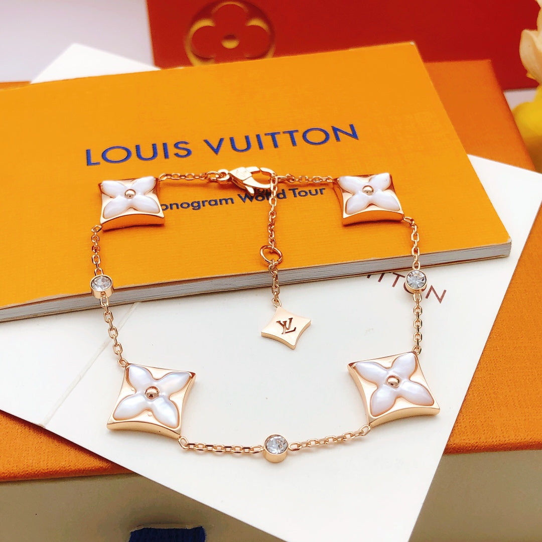 China Replica LV Bracelets 32usd Only