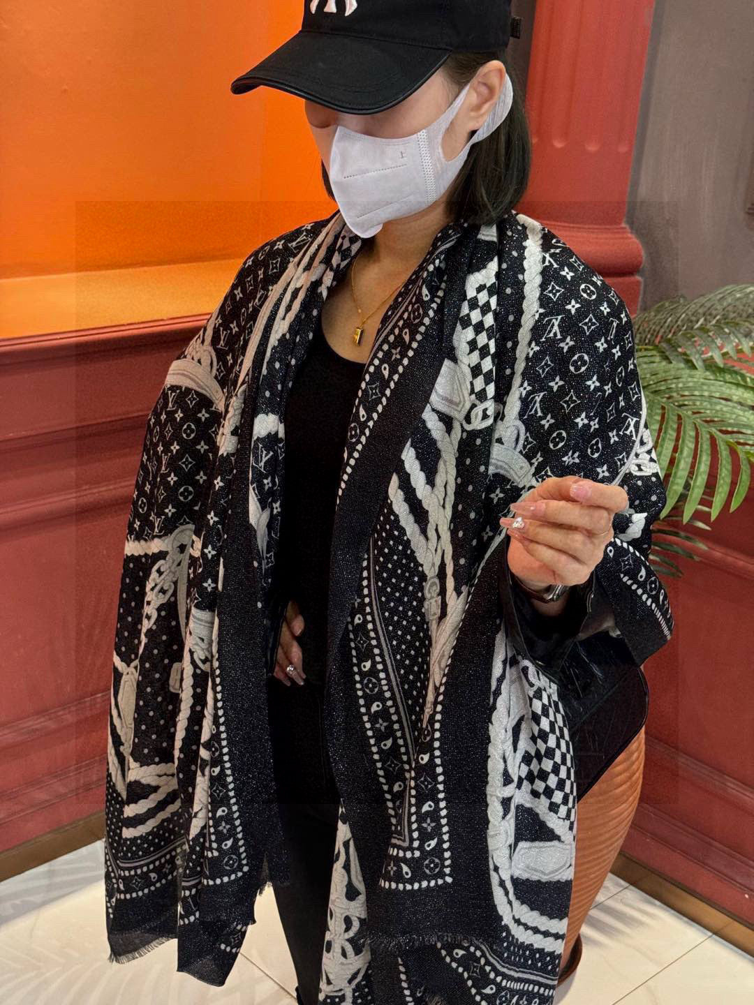 China Replica LV Scarf 78usd Only