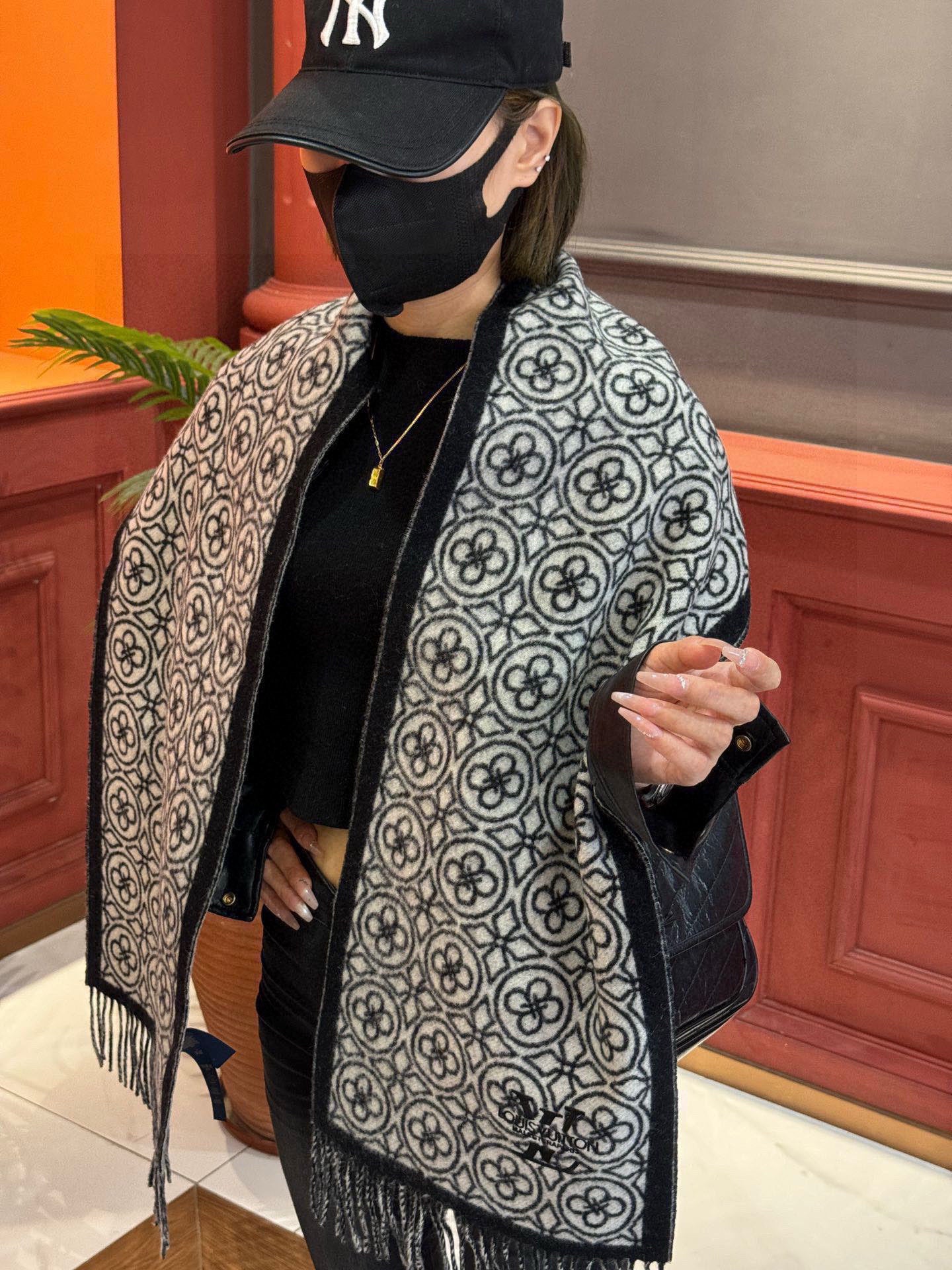 China Replica LV Scarf 52usd Only