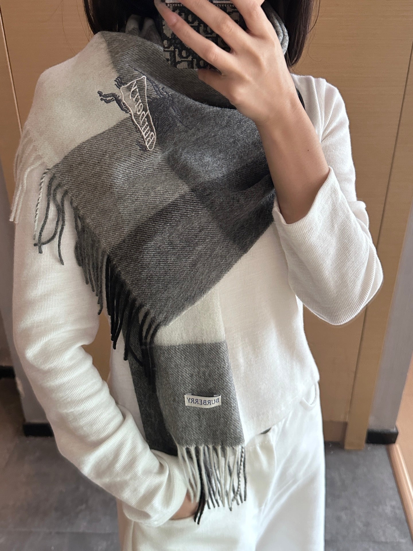 China Replica Burberry Scarf 46usd Only