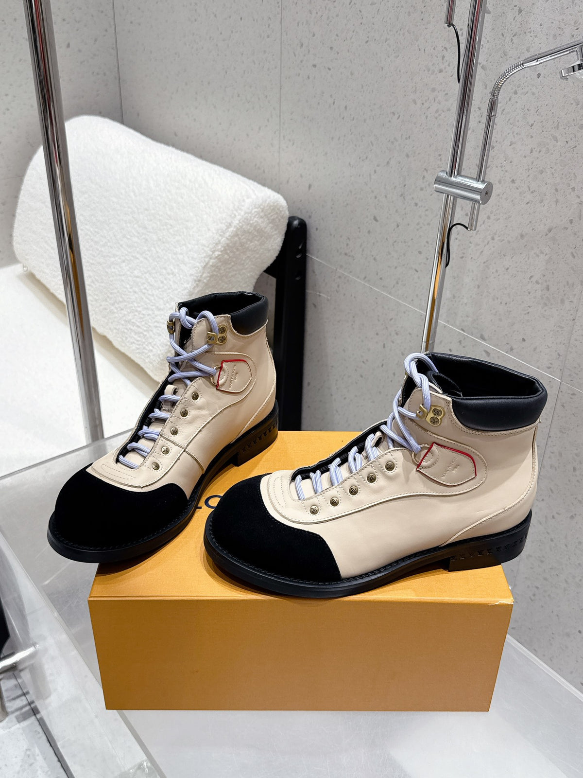 China Replica LV Women Shoes 158usd Only