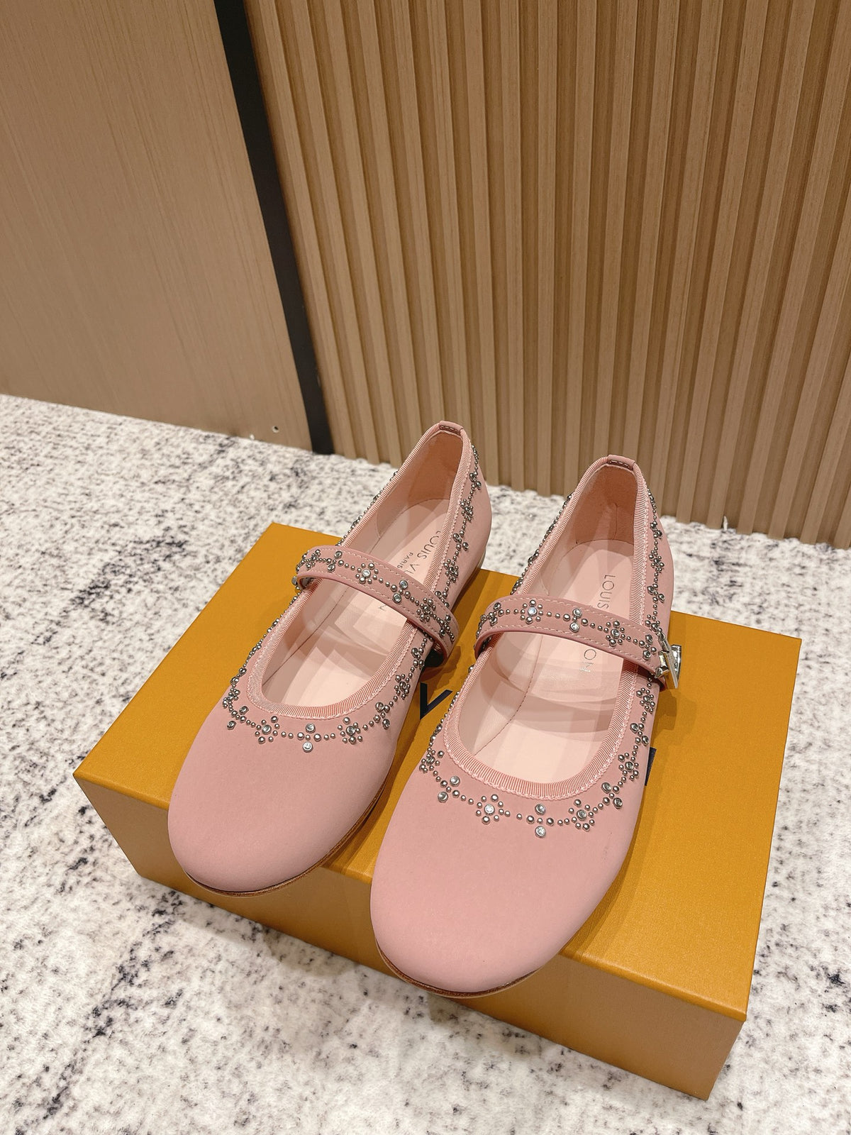 China Replica LV Women Shoes 122usd Only