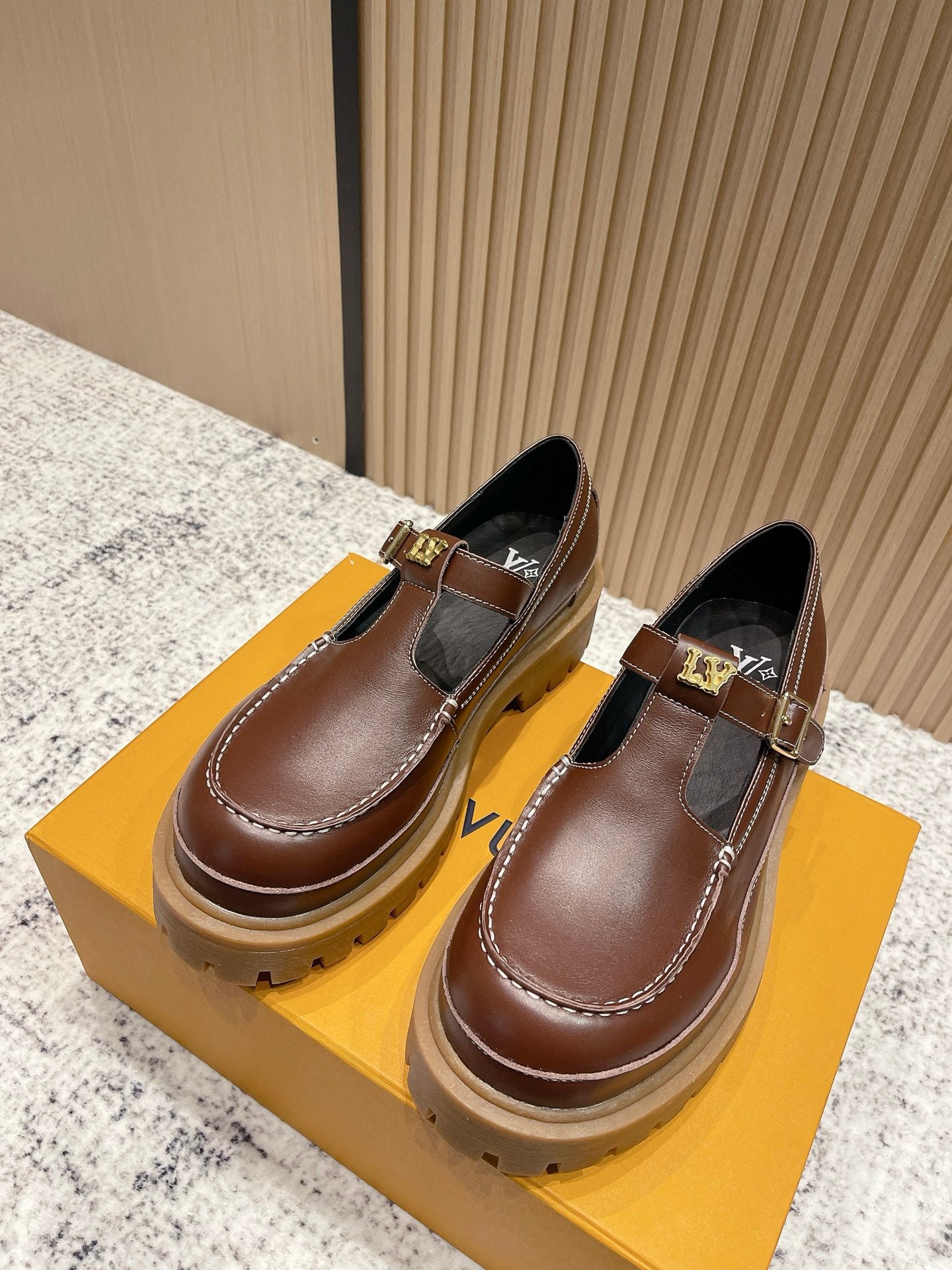China Replica LV Women Shoes 140usd Only