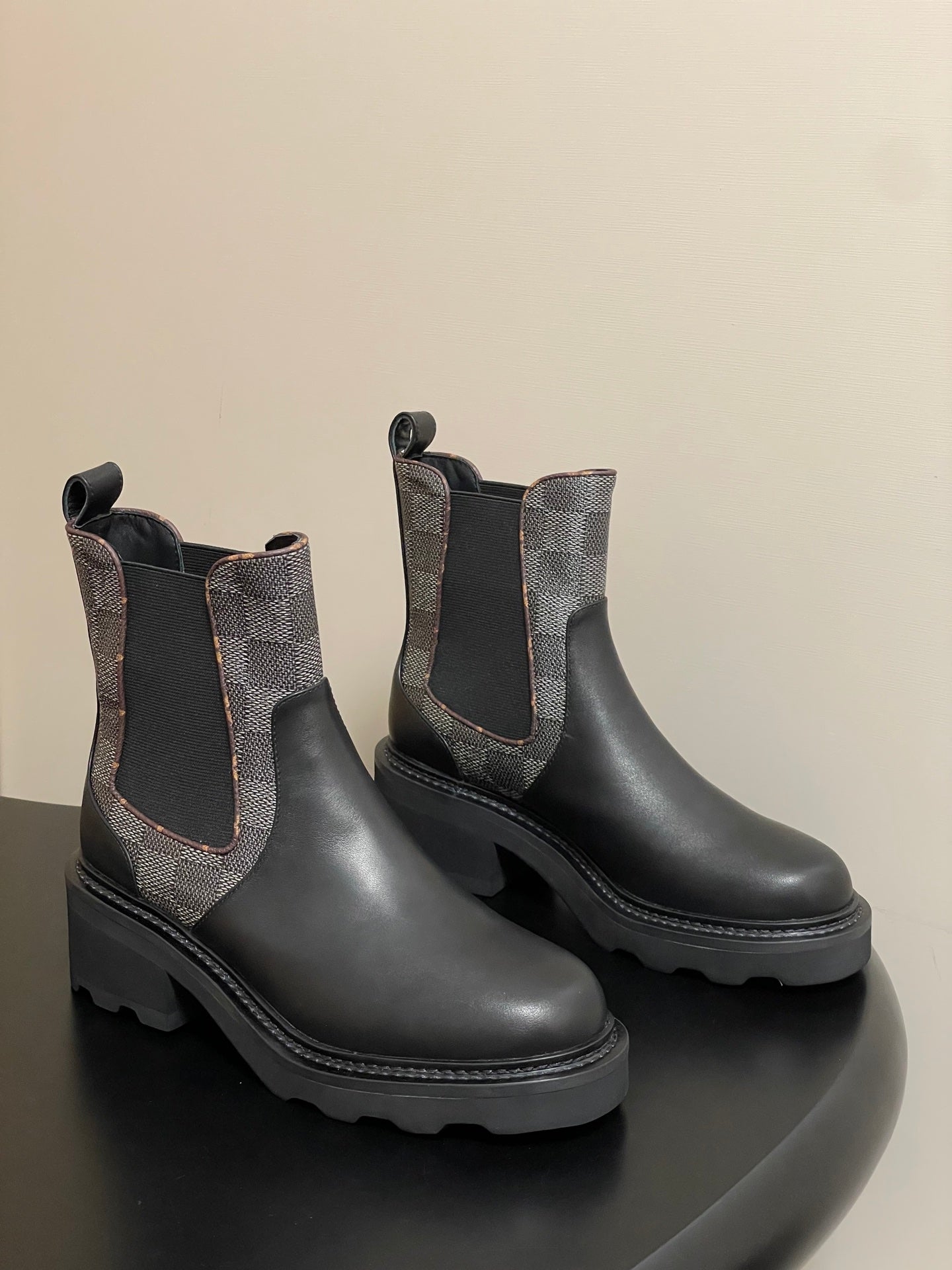 China Replica LV Women Shoes 136usd Only