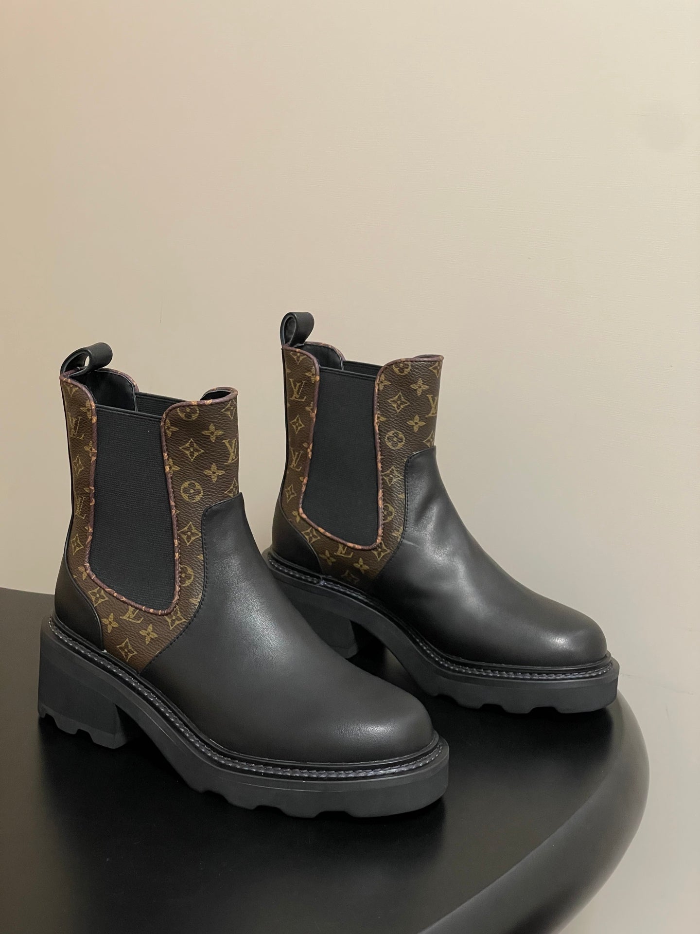 China Replica LV Women Shoes 136usd Only