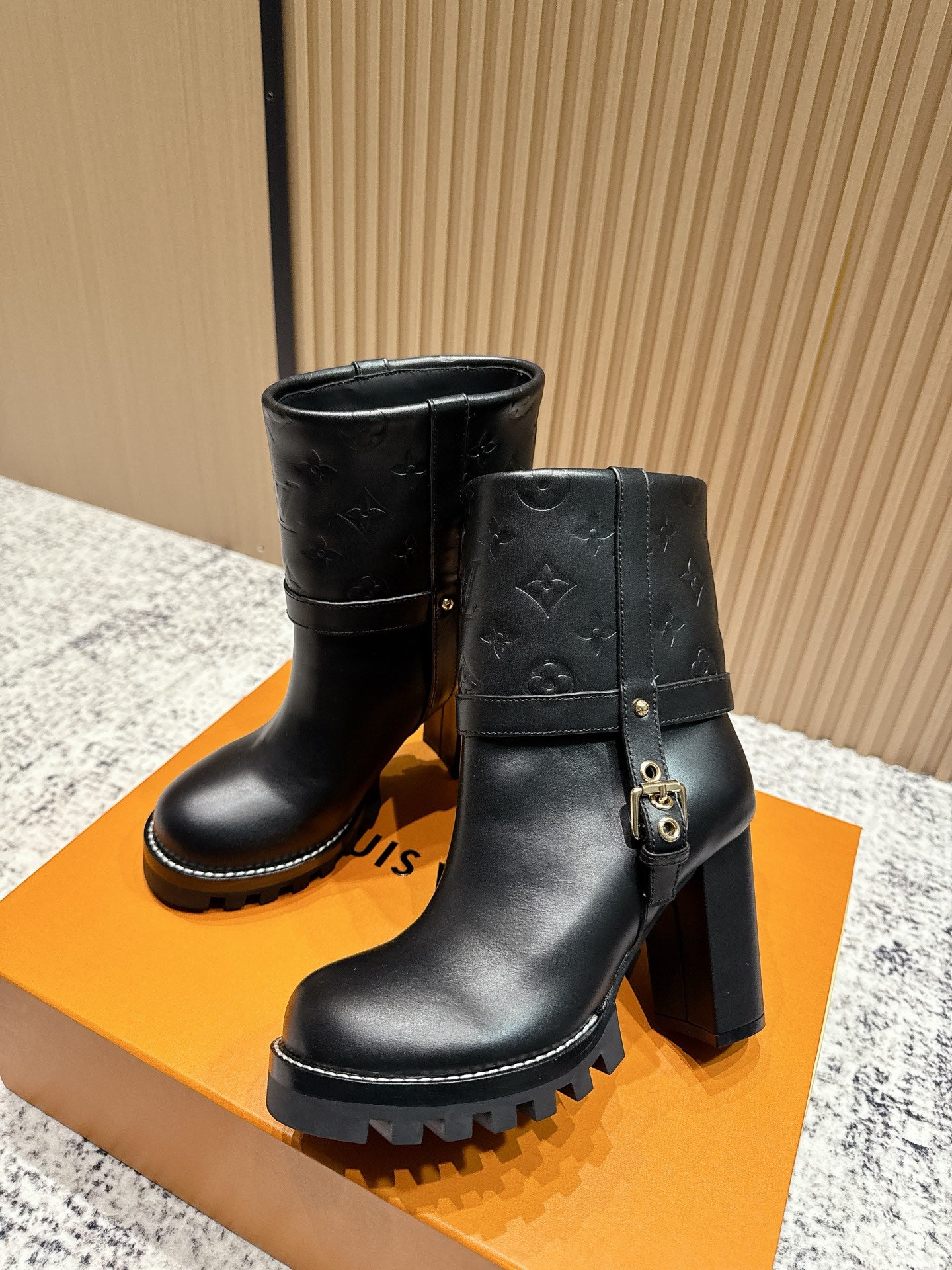 China Replica LV Women Shoes 164usd Only