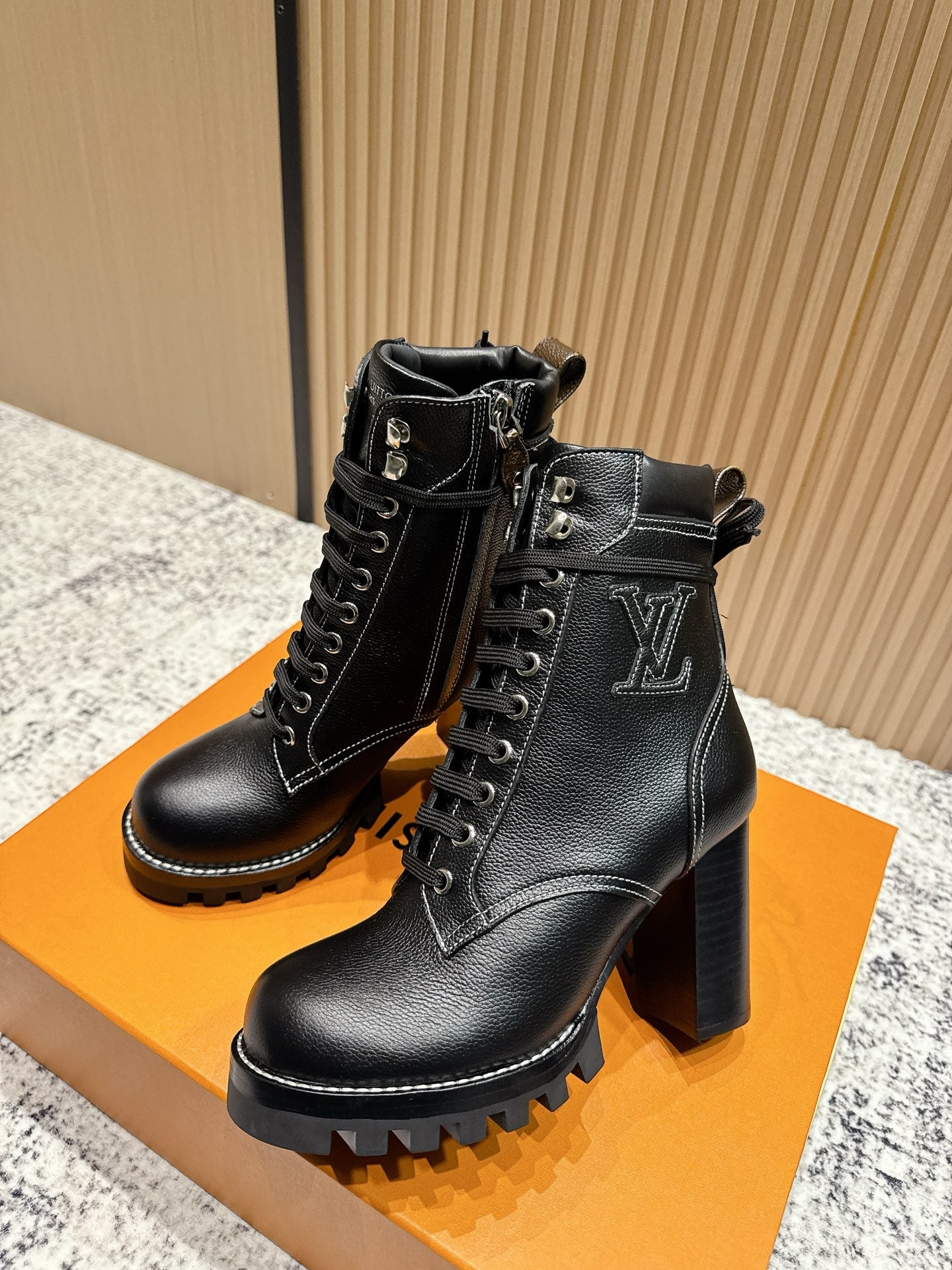 China Replica LV Women Shoes 164usd Only