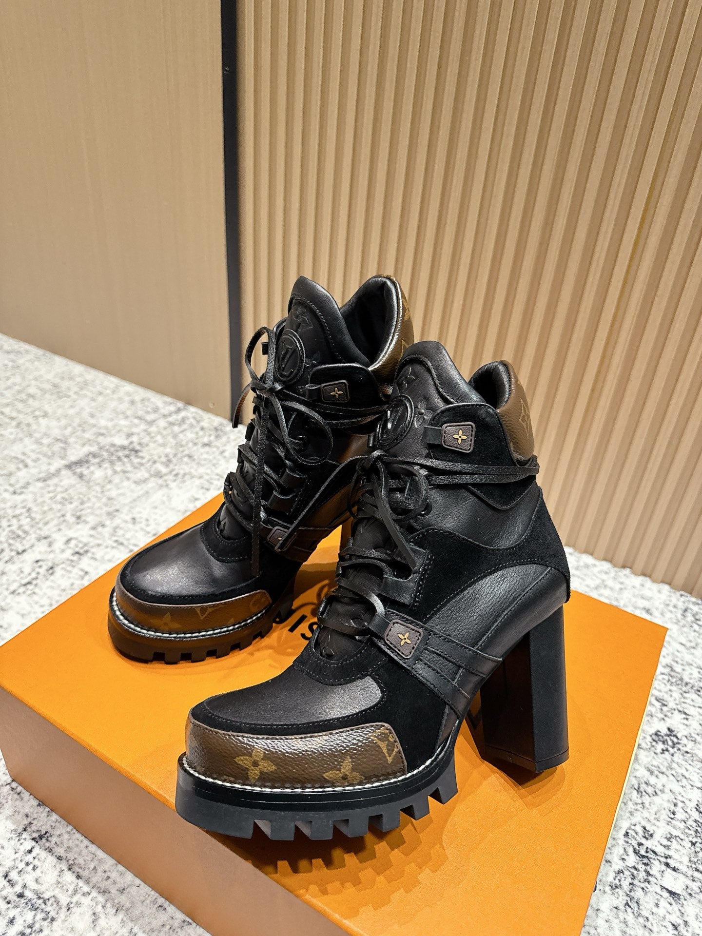 China Replica LV Women Shoes 164usd Only