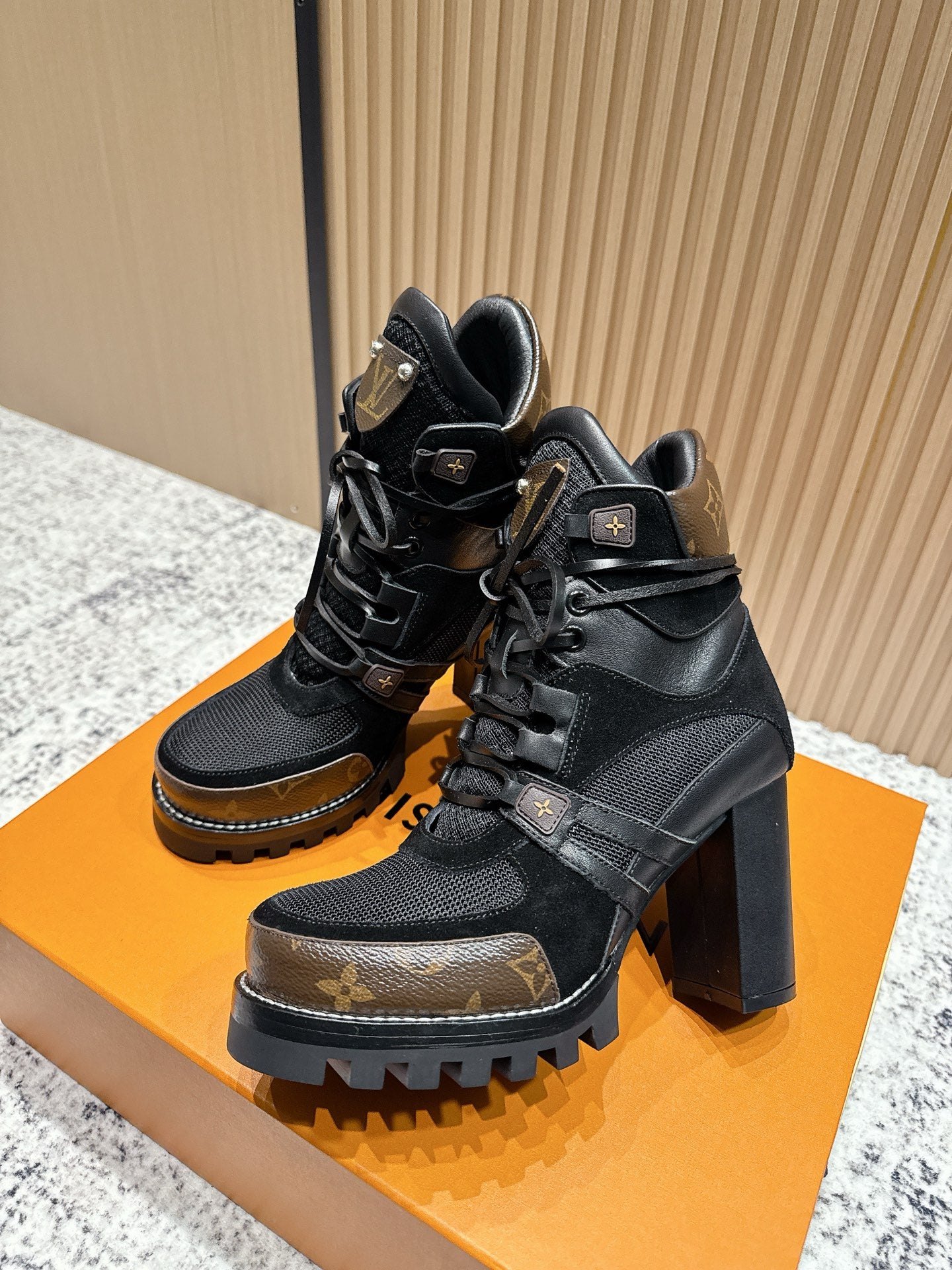 China Replica LV Women Shoes 147usd Only