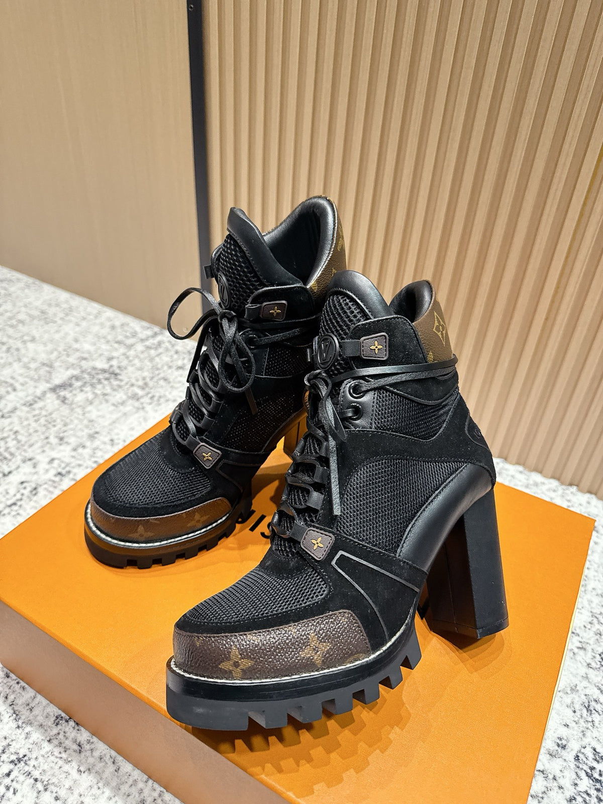 China Replica LV Women Shoes 147usd Only