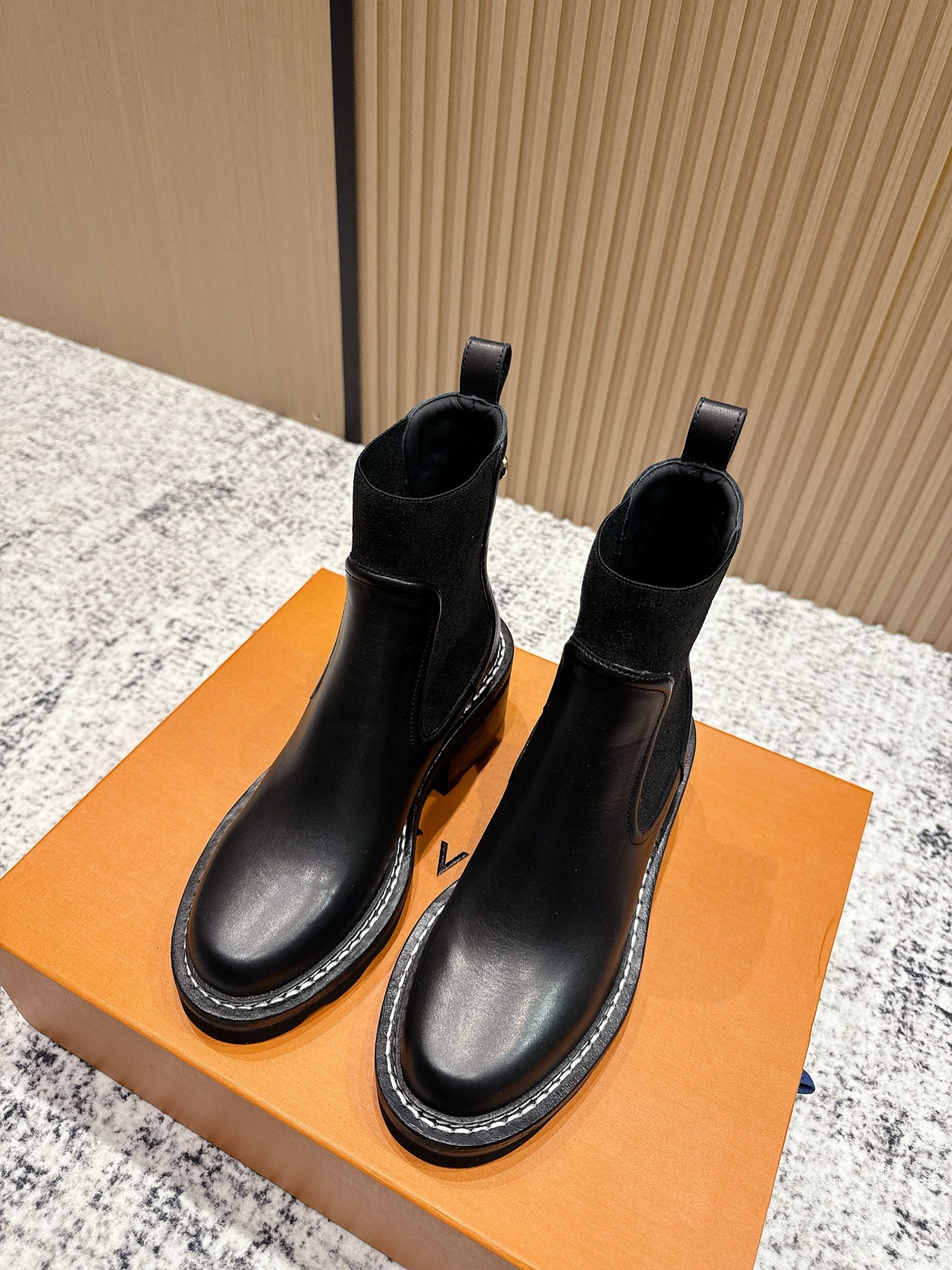 China Replica LV Women Shoes 164usd Only