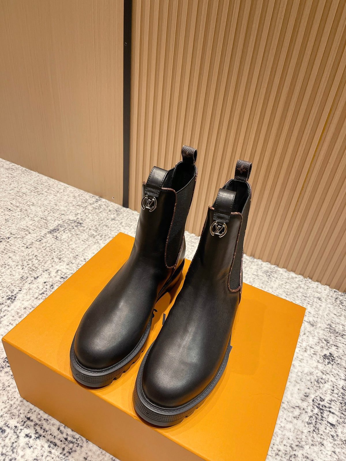 China Replica LV Women Shoes 136usd Only