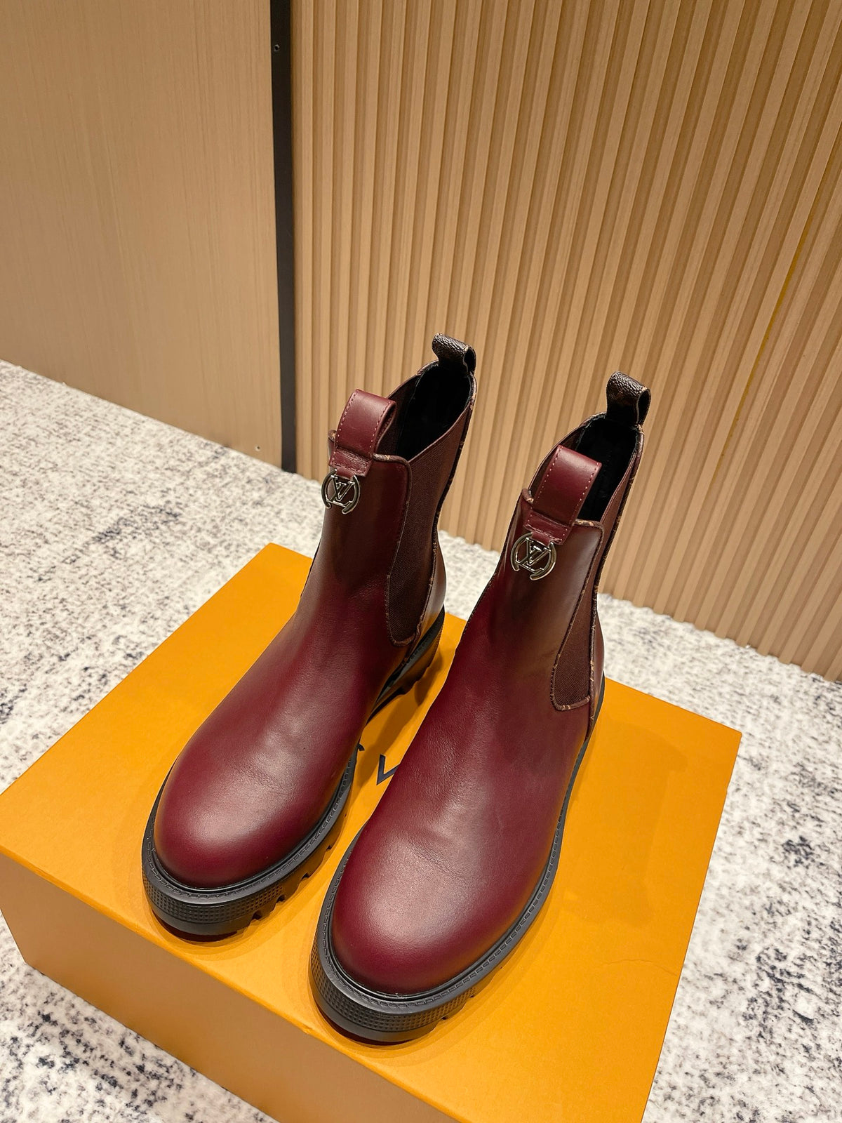 China Replica LV Women Shoes 136usd Only
