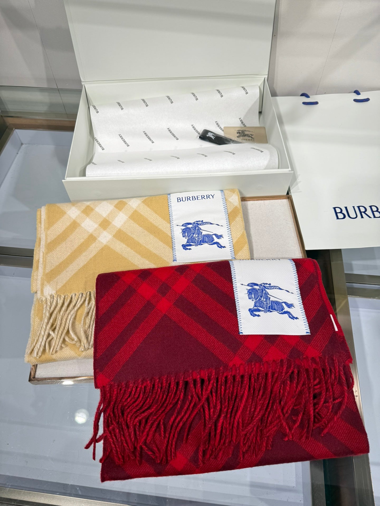China Replica Burberry Scarf 70usd Only