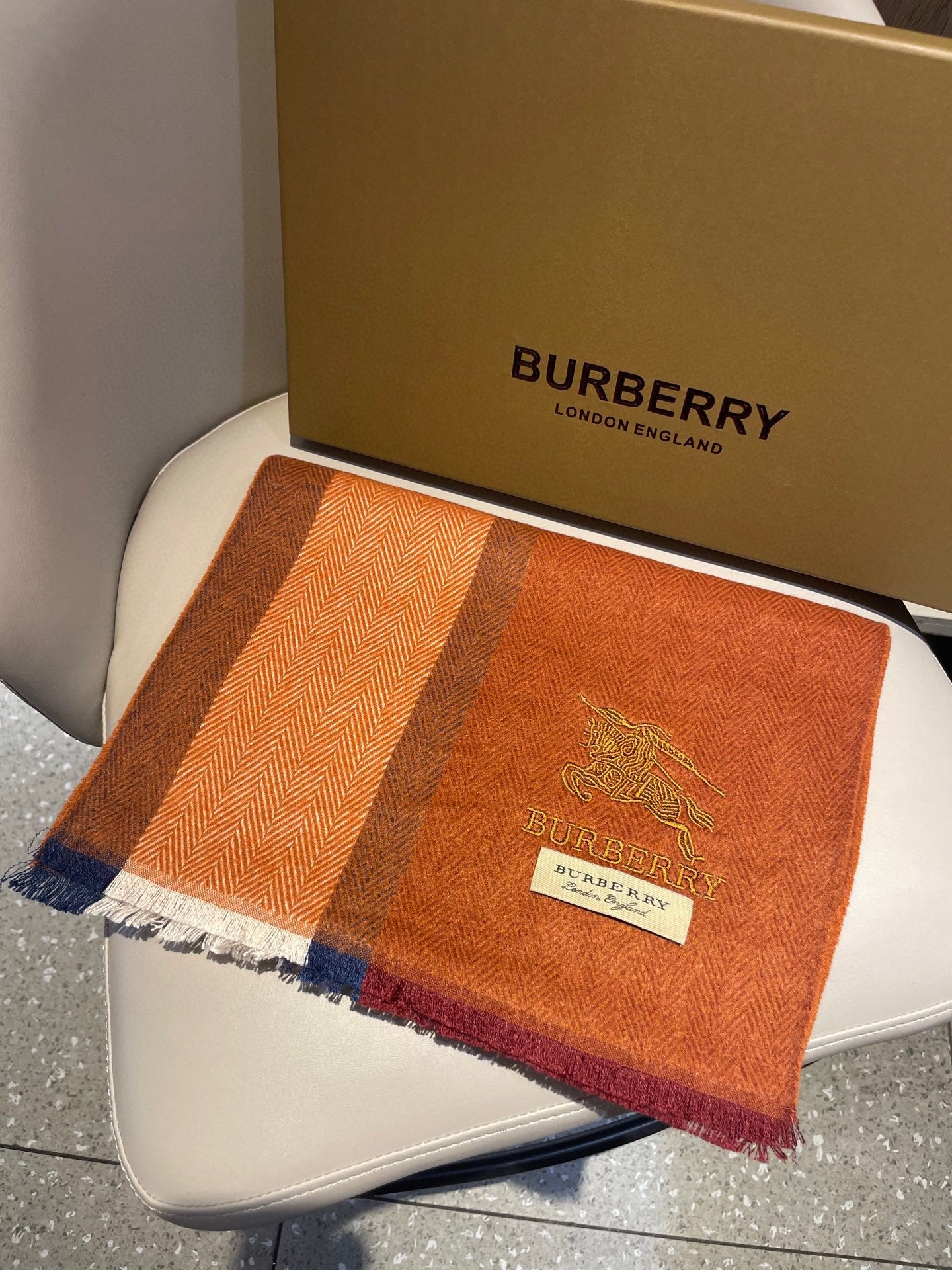 China Replica Burberry Scarf 54usd Only