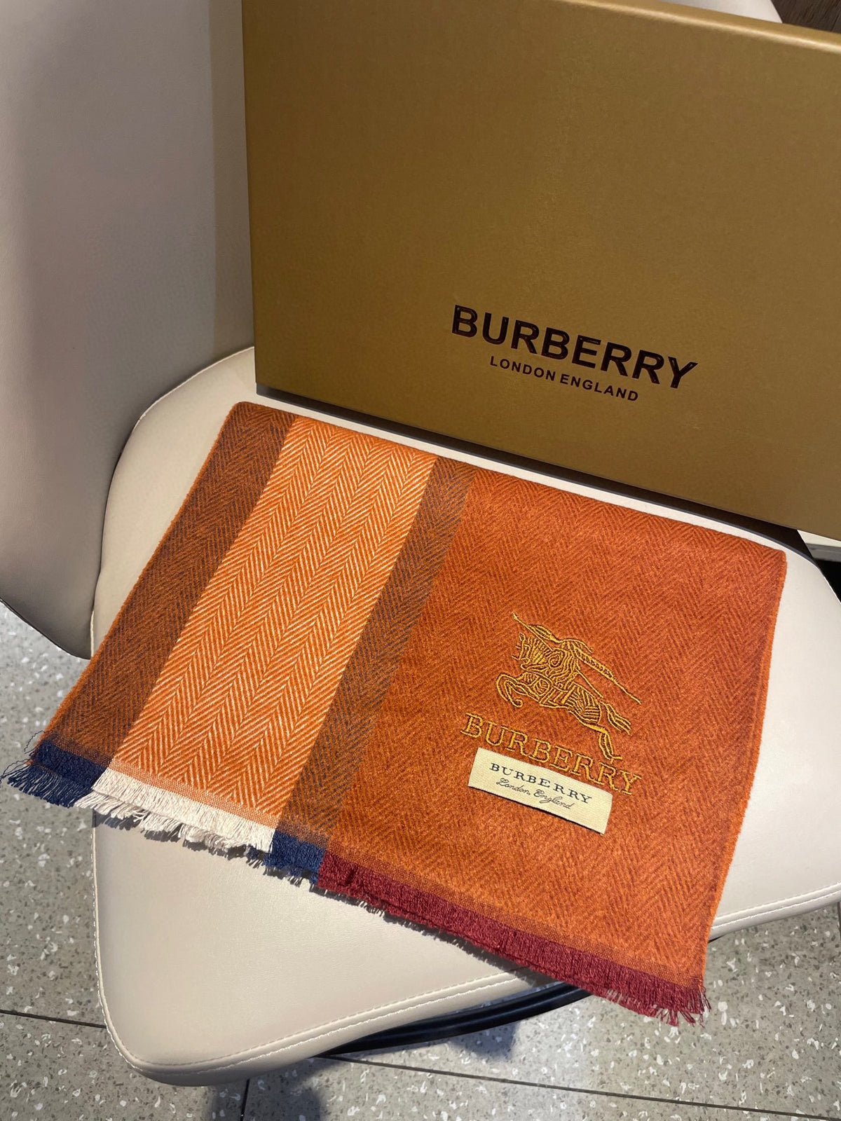 China Replica Burberry Scarf 54usd Only