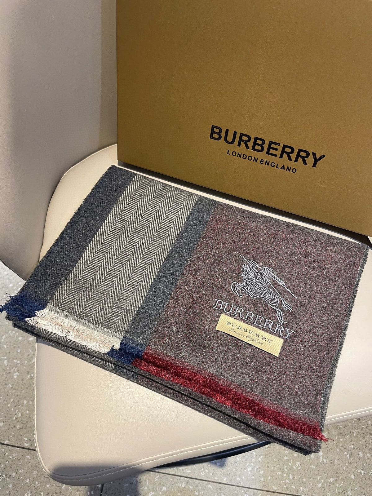 China Replica Burberry Scarf 54usd Only