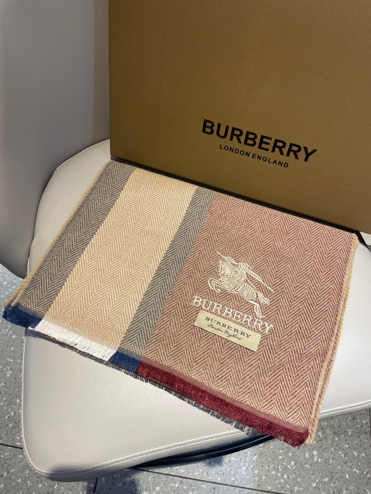 China Replica Burberry Scarf 54usd Only