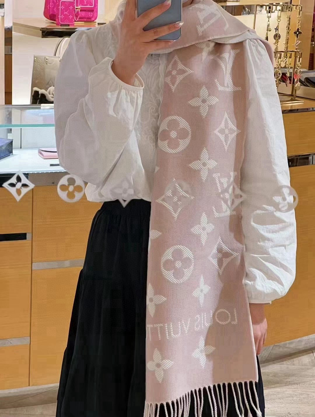 China Replica LV Scarf 40usd Only