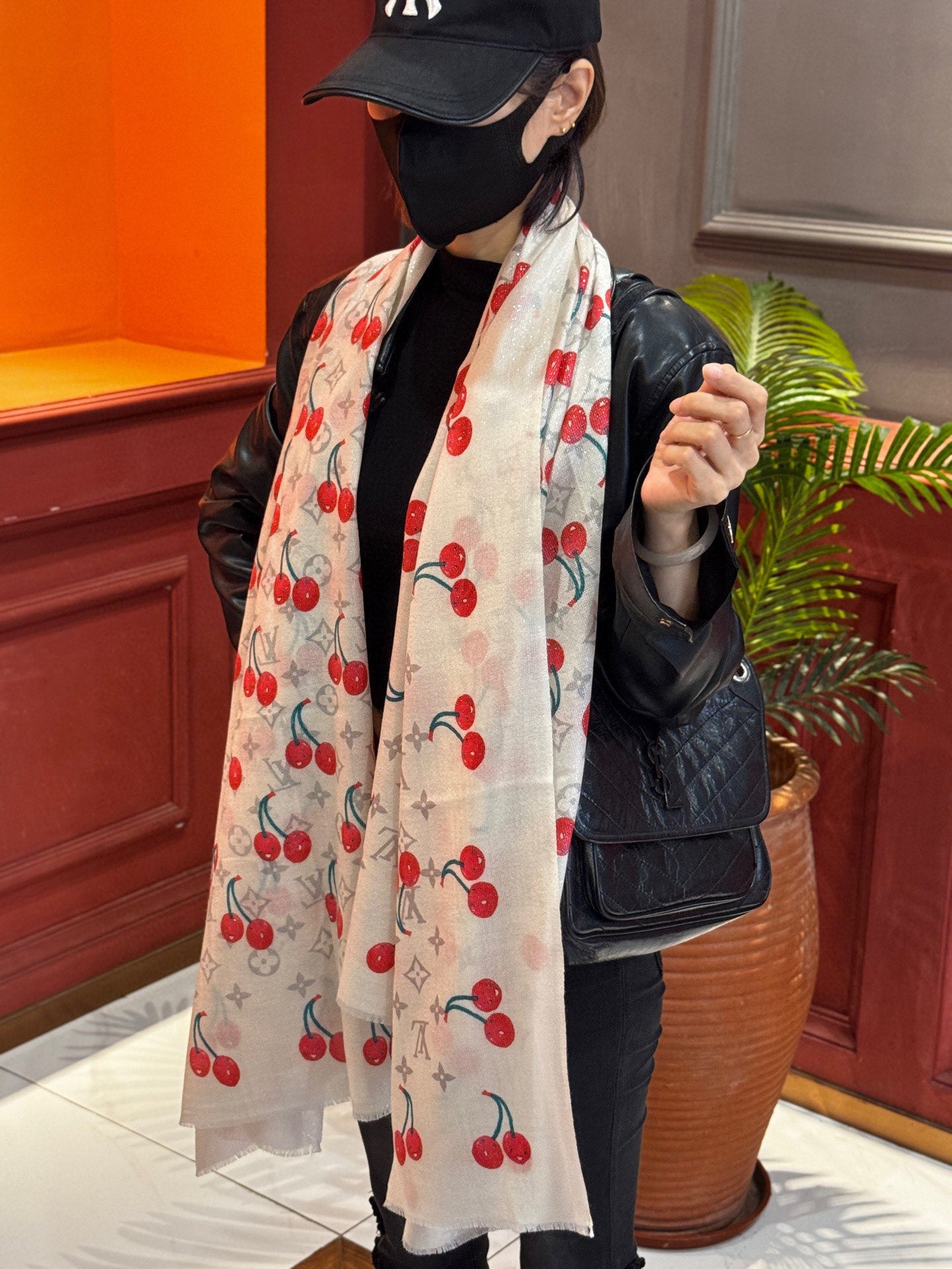 China Replica LV Scarf 78usd Only