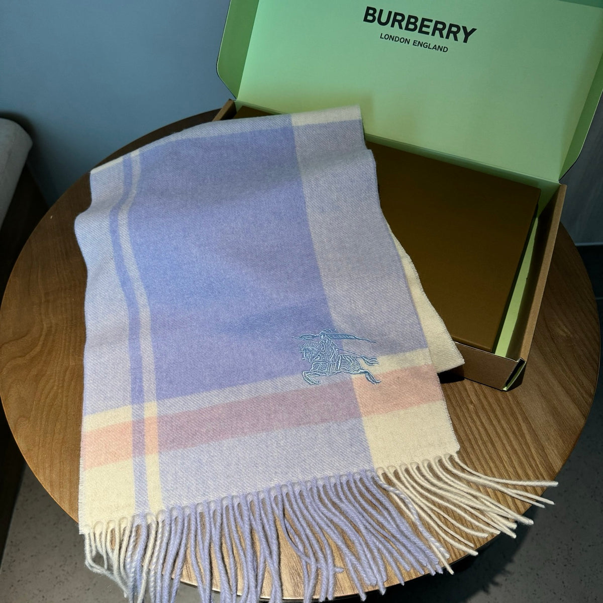 China Replica Burberry Scarf 44usd Only