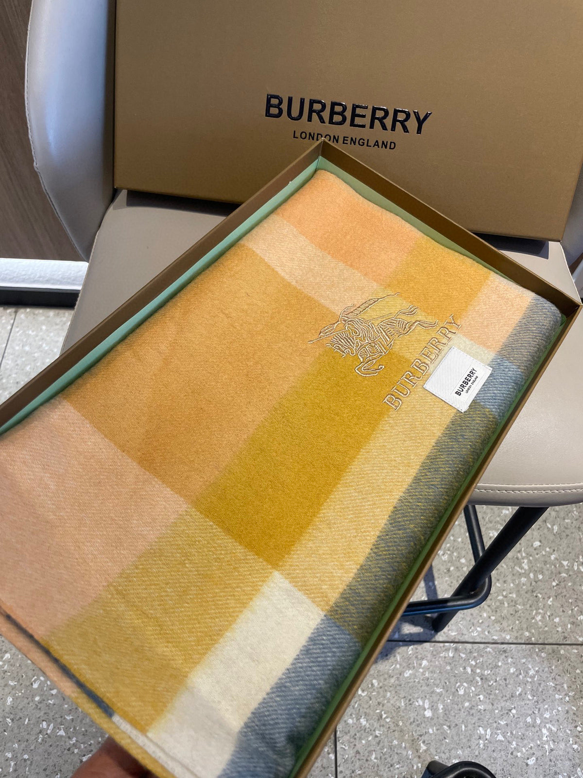 China Replica Burberry Scarf 46usd Only