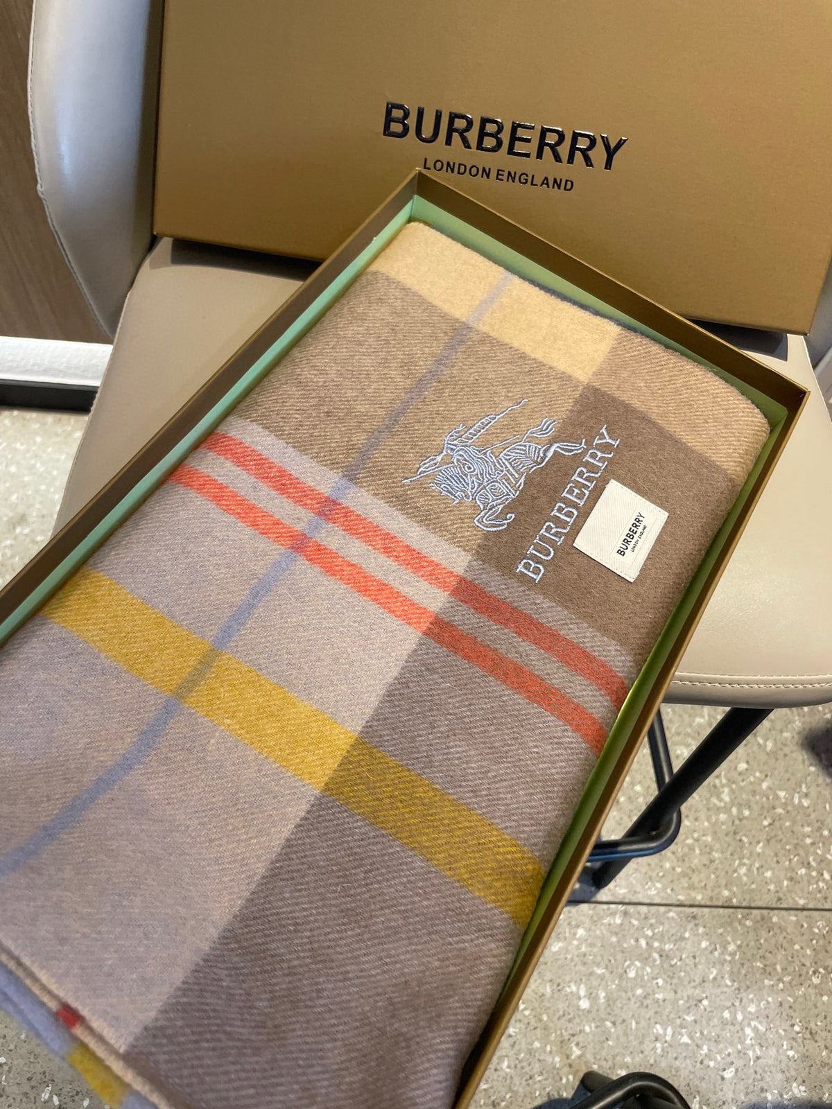 China Replica Burberry Scarf 46usd Only
